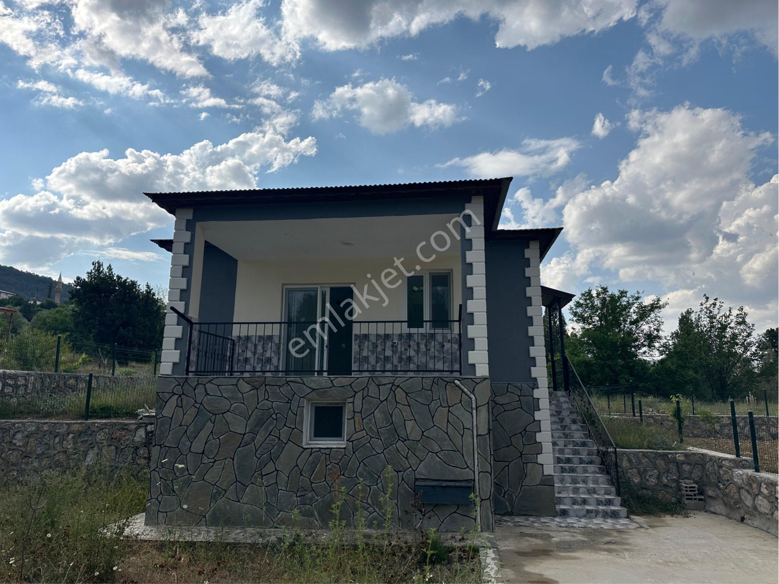 Pozantı Selçuk Emlak’tan Kamışlı Yaylası’nda Satılık Bahçeli Ev
