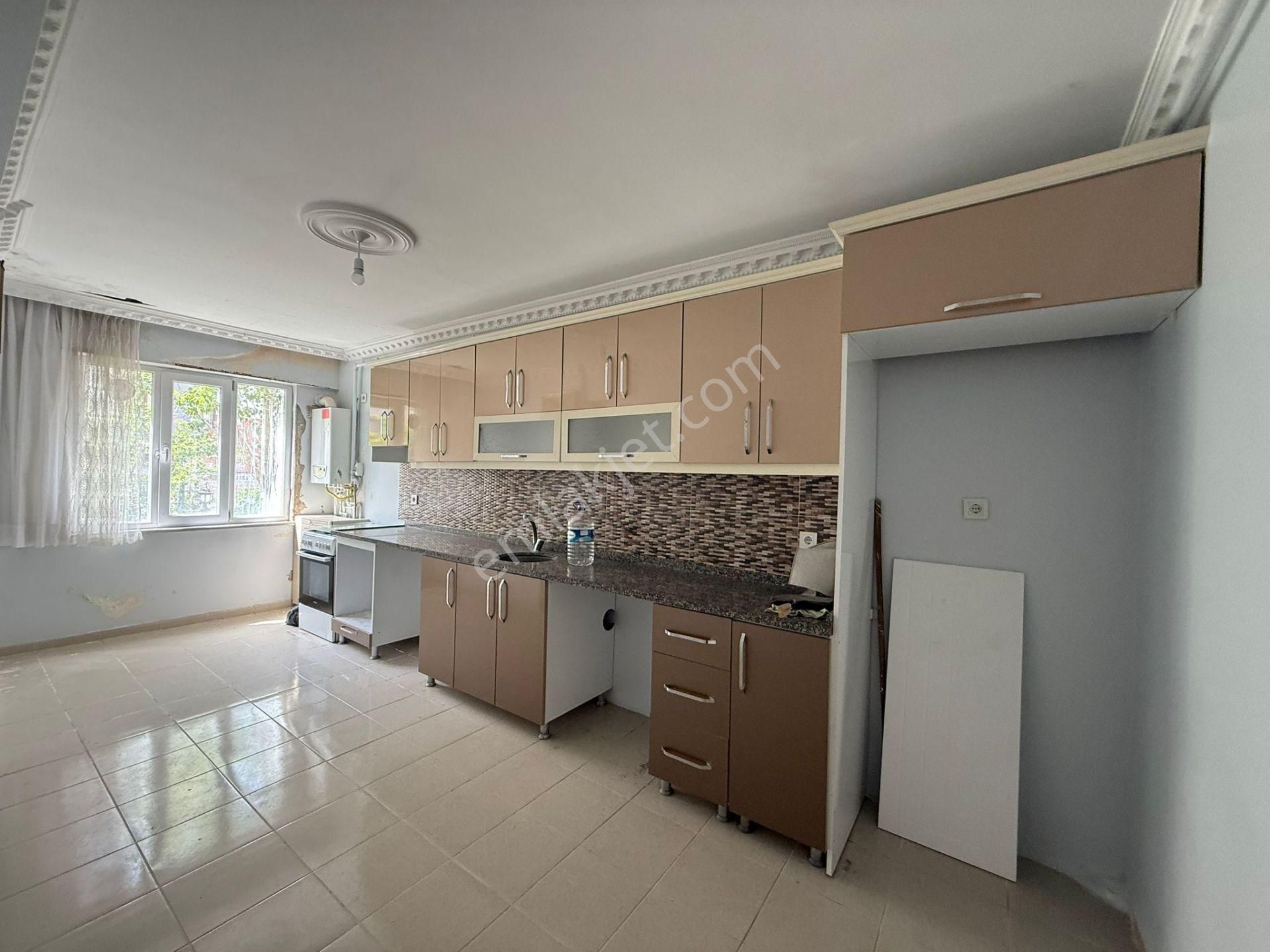 Akyüz Gayrimenkul Den; Merkezı Konumda Iskanlı Kombili Satılık 2+1 Giriş Daire