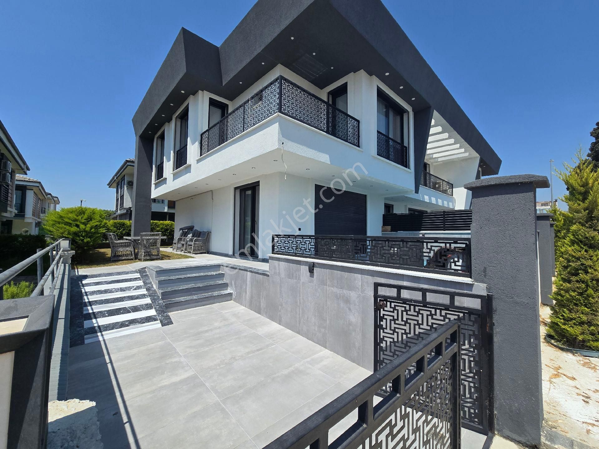 Didim'de Satılık Müstakil Girişli Havuzlu Bahçeli 3+1 Ultra Lüks Villa