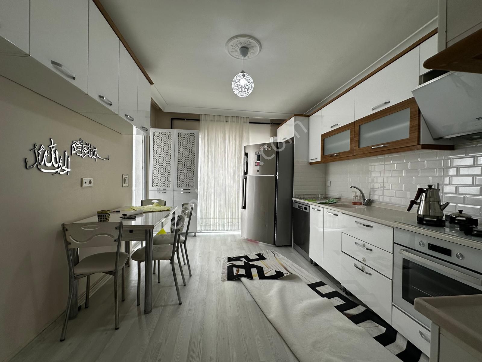 Orta Kat Cadde Yakını Ebeveyn Banyolu Geniş 3+1
