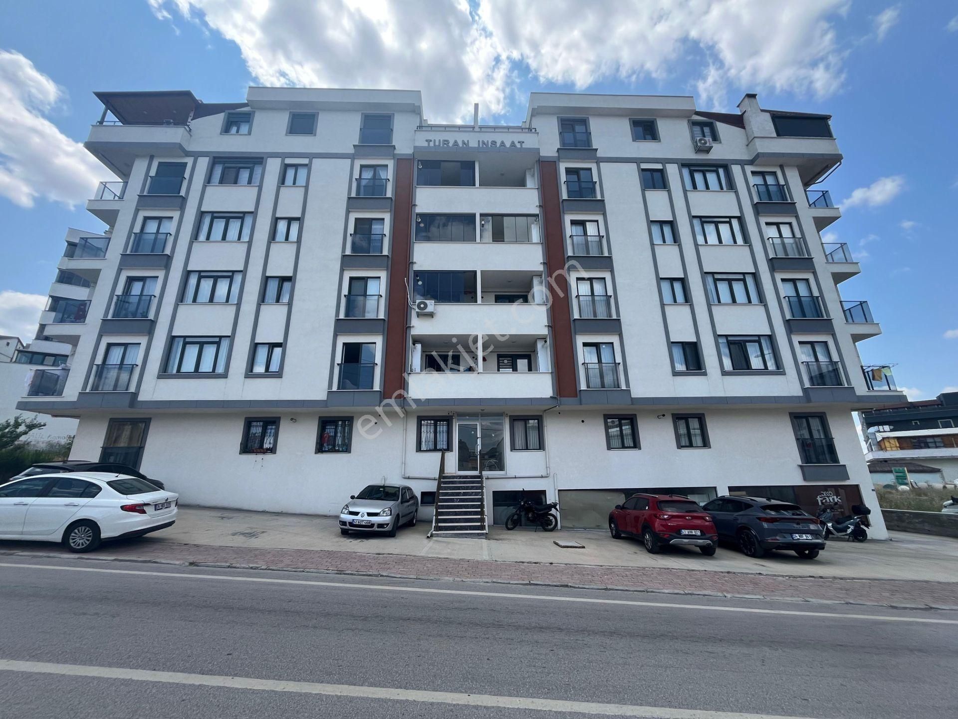 Çayırova Akse Mah. Merkezi Konumlu Ebeveyn Banyolu 2+1 Daire
