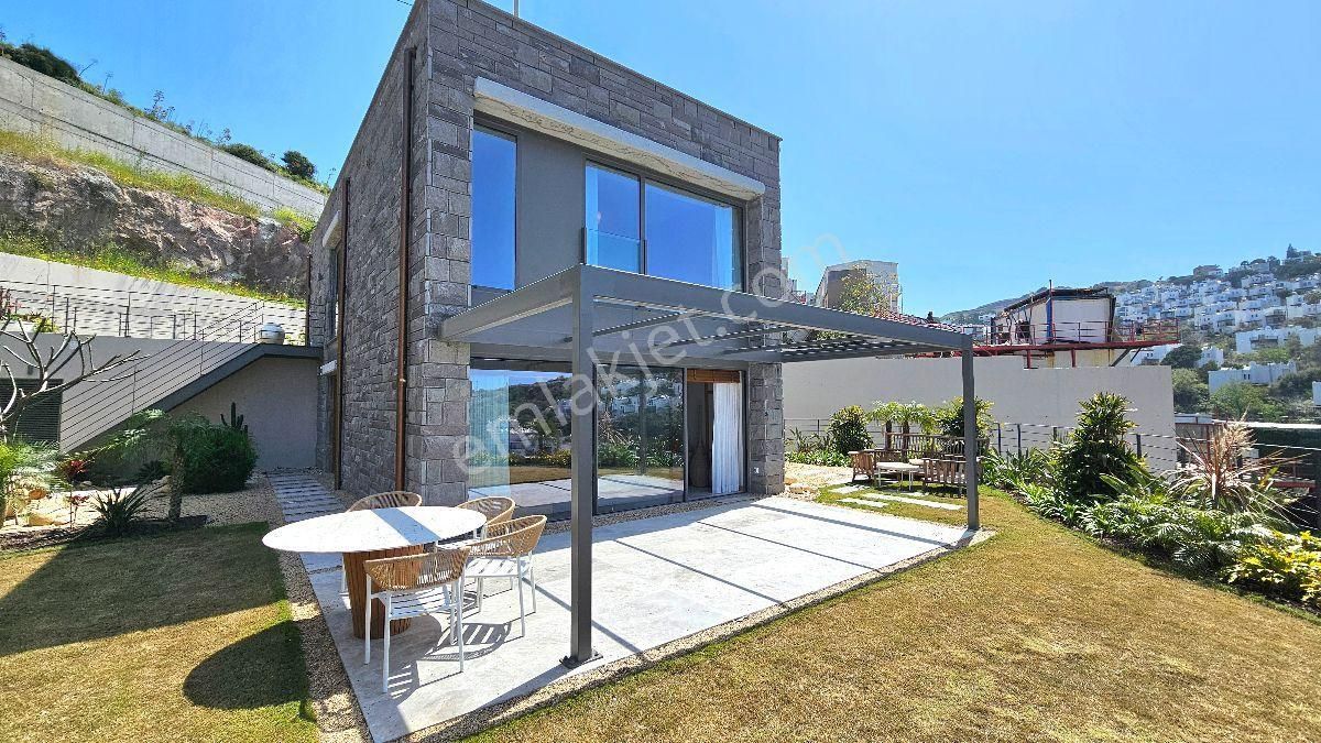 Bodrum Yalıkavakta Satılık Denize Sıfır Özel Plajlı Sitede Deniz Manzaralı Bahçeli 3+1 Villa
