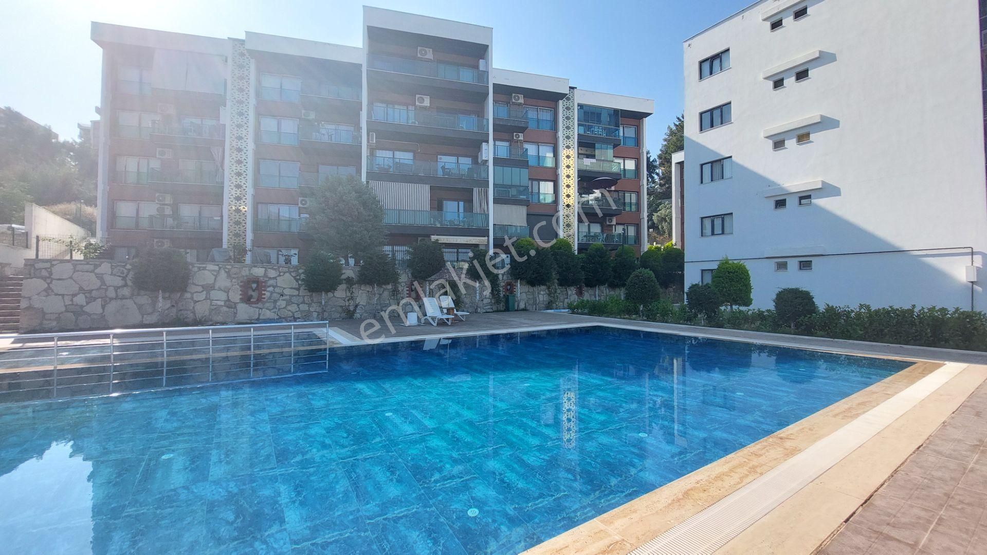Kuşadası 5 Yaş,sitede Deniz Havuz Manz. 2+1 Eşyalı Satılık Daire