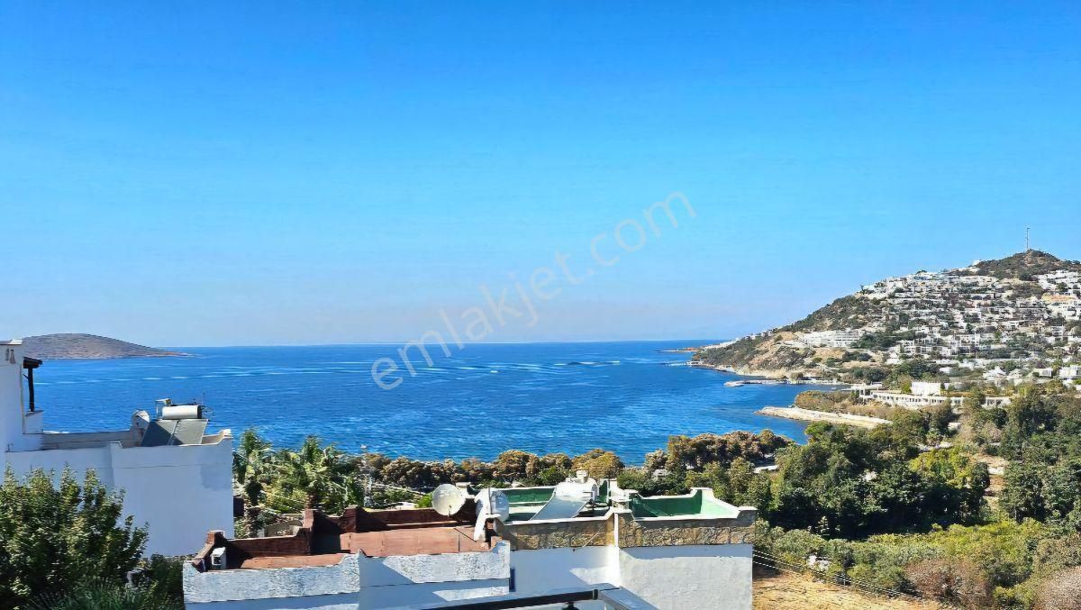 Bodrum Gümüşlükte Satılık Deniz Manzaralı İkiz Tripleks Villa