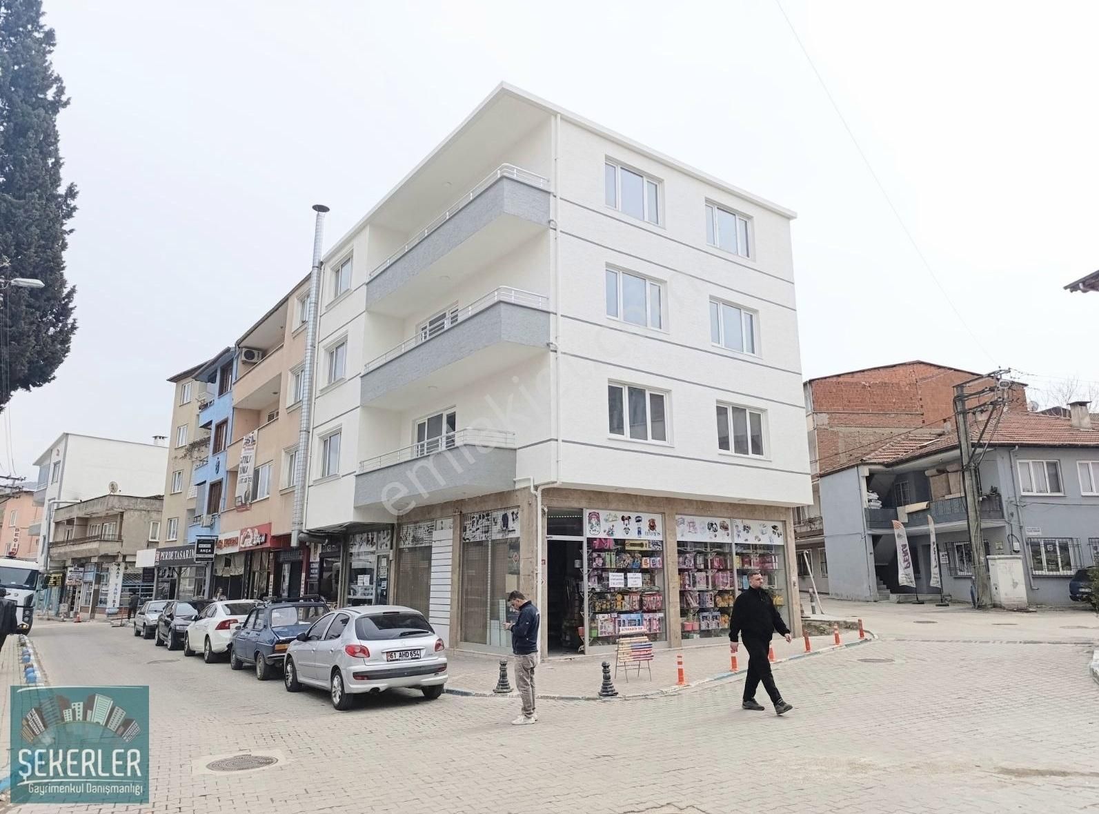 Şekerlerden Konak Merkezde İçi Sıfır Yapılmış Kiralık Daire