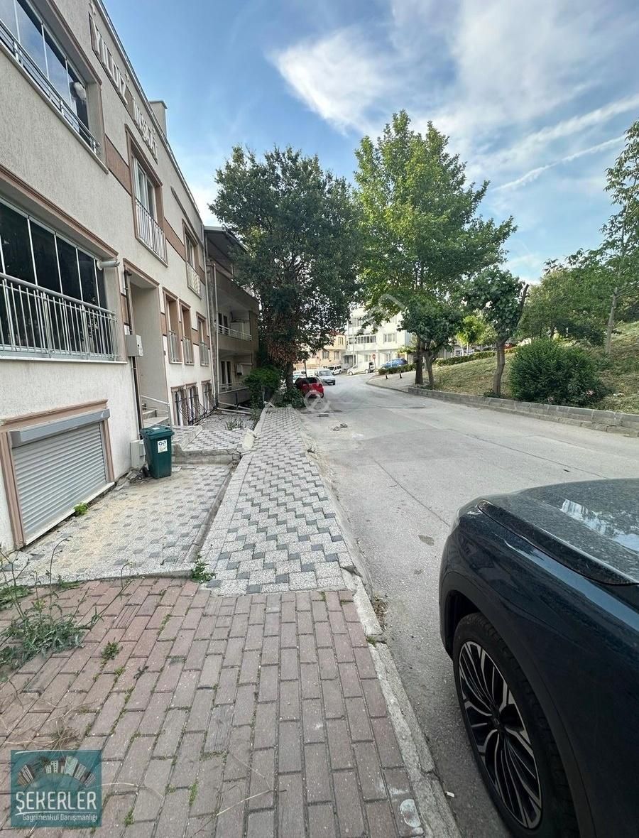 Şekerlerden Üçevlerde Kiralık Dükkan