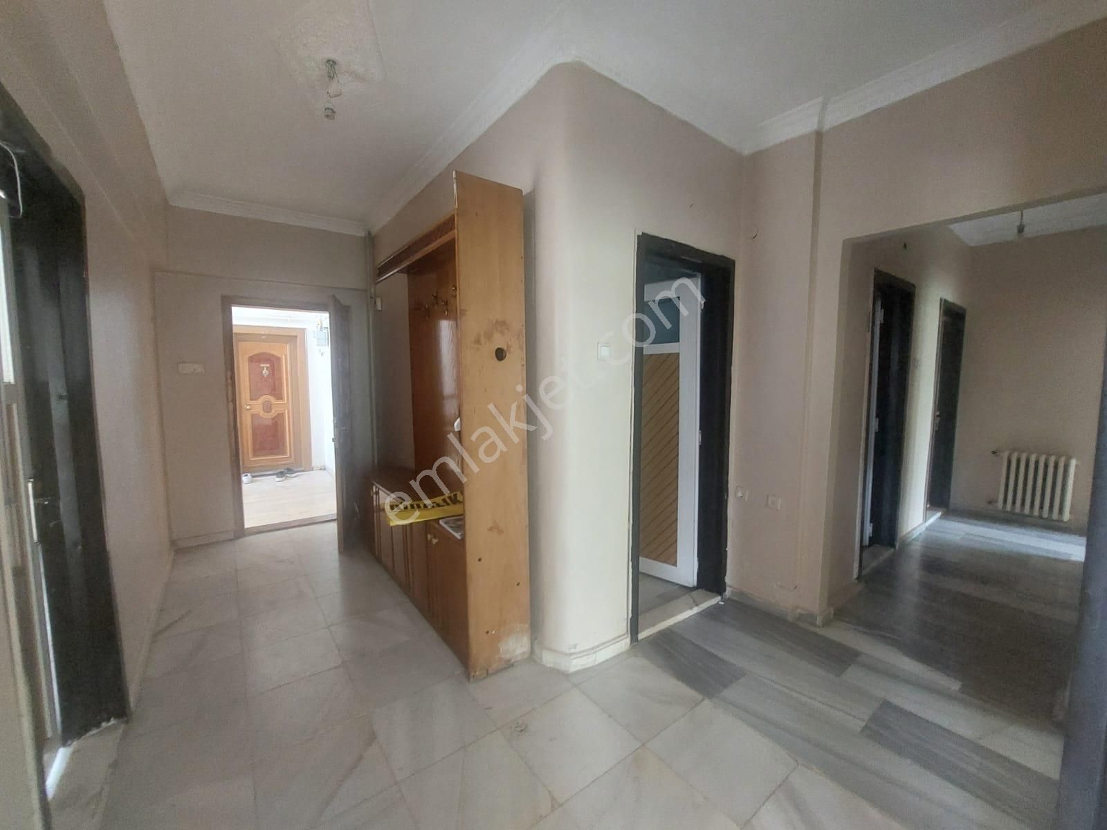 Güler Emlak'tan Çat Yolu Üzerinde Beyaz Evlerde Kiralık Daire