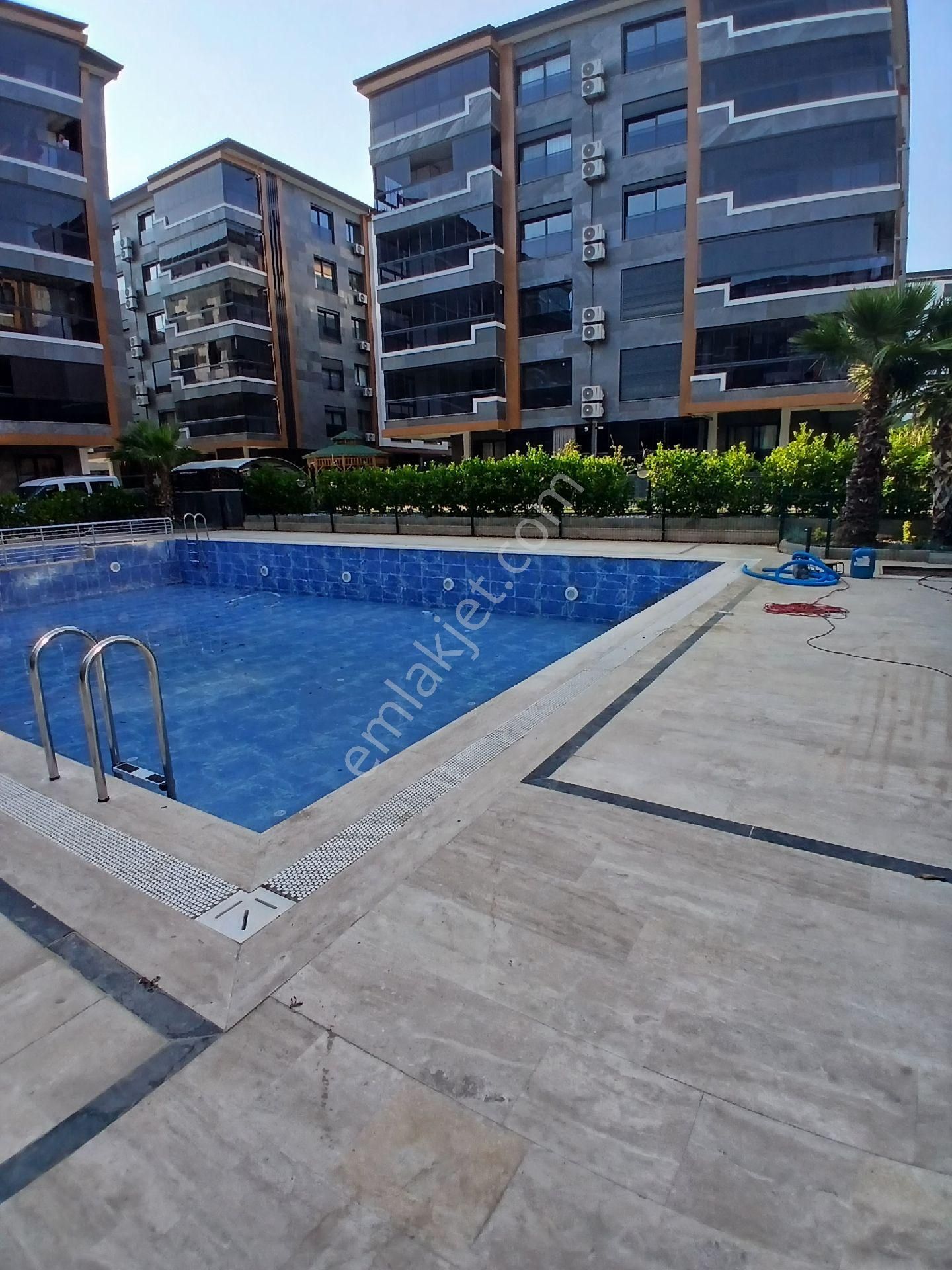 İzmir Torbalı Alpkent Mahallesinde 3+1 140m2 Net Arakat Havuzlu Sitede Daire Satılık