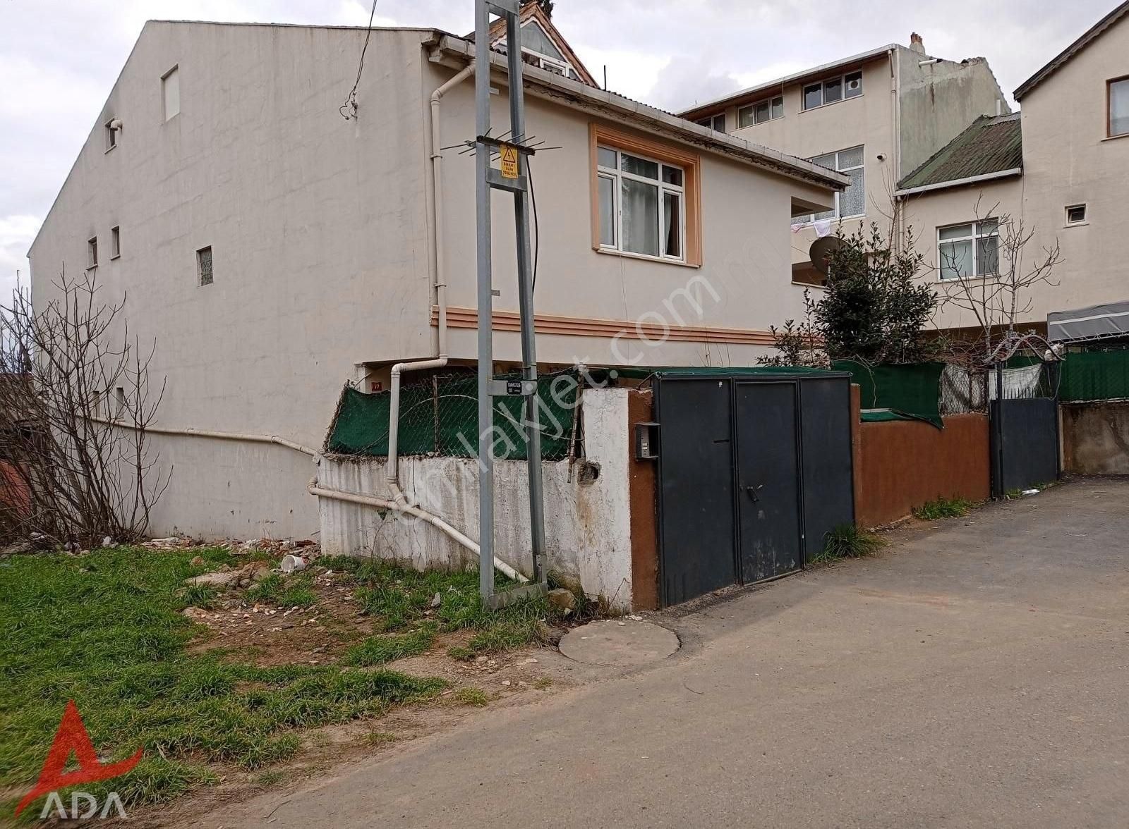 Pendik Güllübağlar'da Bahçeli 2 Katlı Boş Müstakil Bina