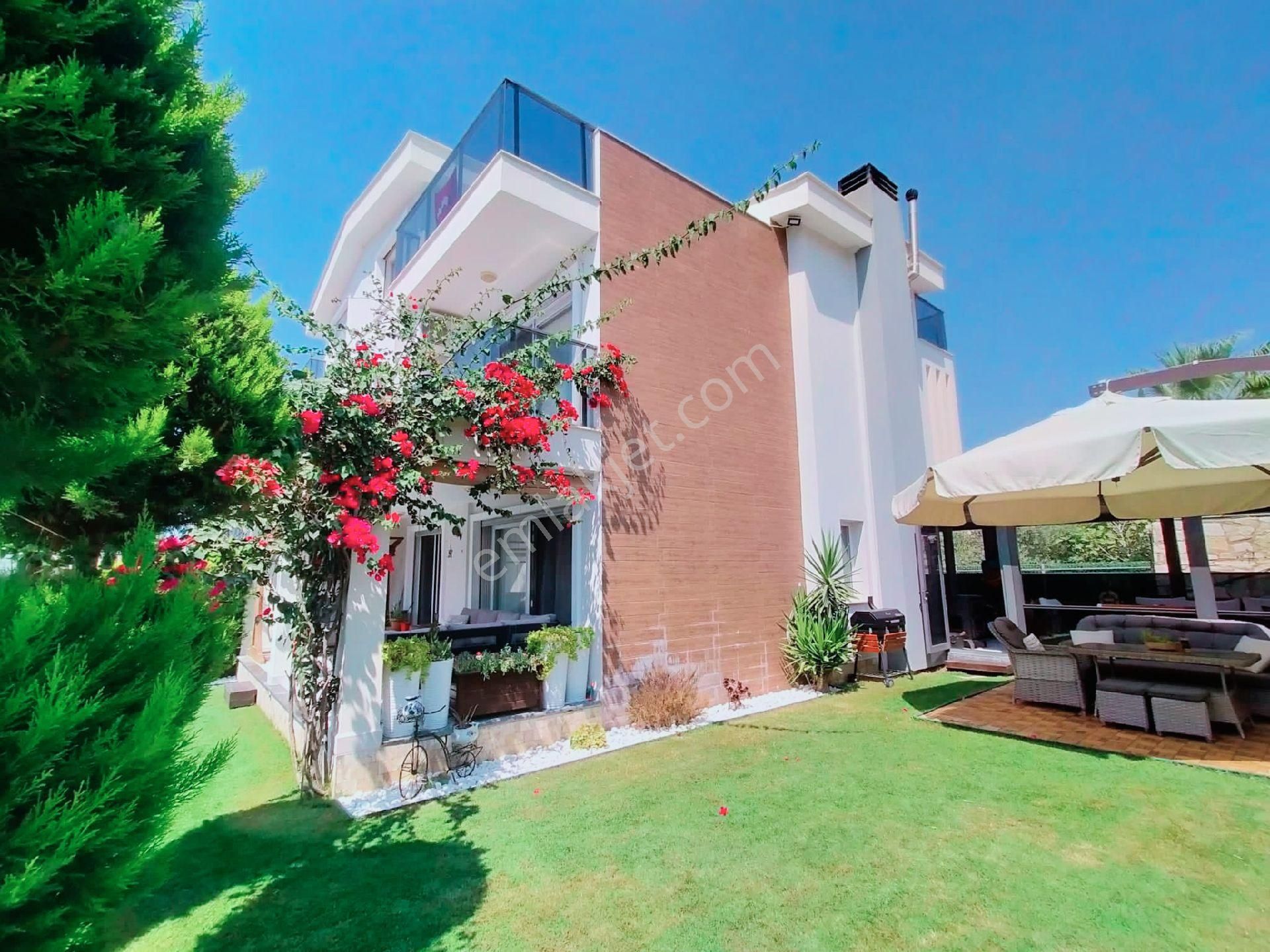 Kuşadası Soğucak Bölgesinde Havuzlu Site'de 5+2 Fırsat Villa