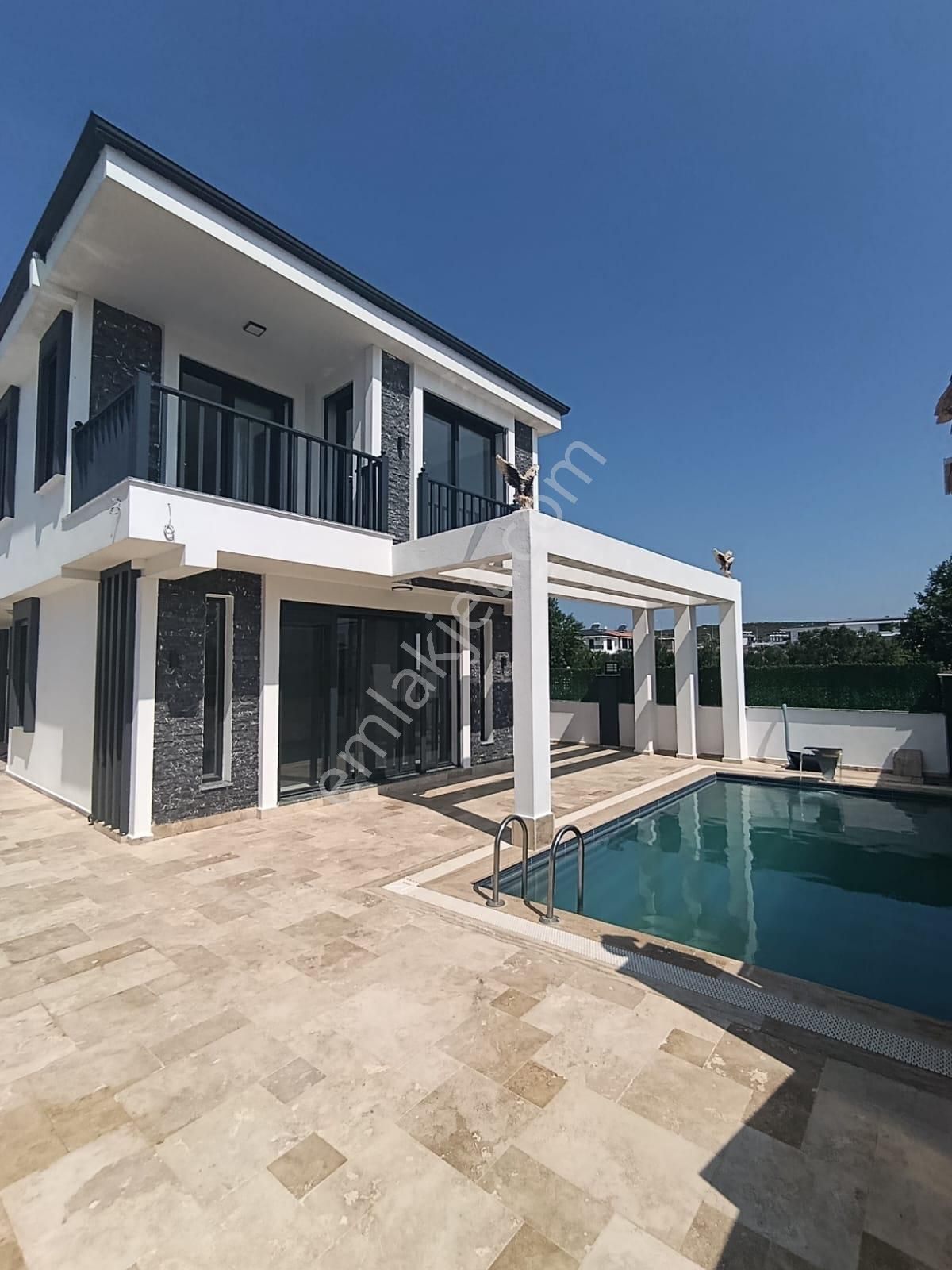 Didim Efeler Mahallesinde 3+1 Harika Sıfır Yapılmış Villa
