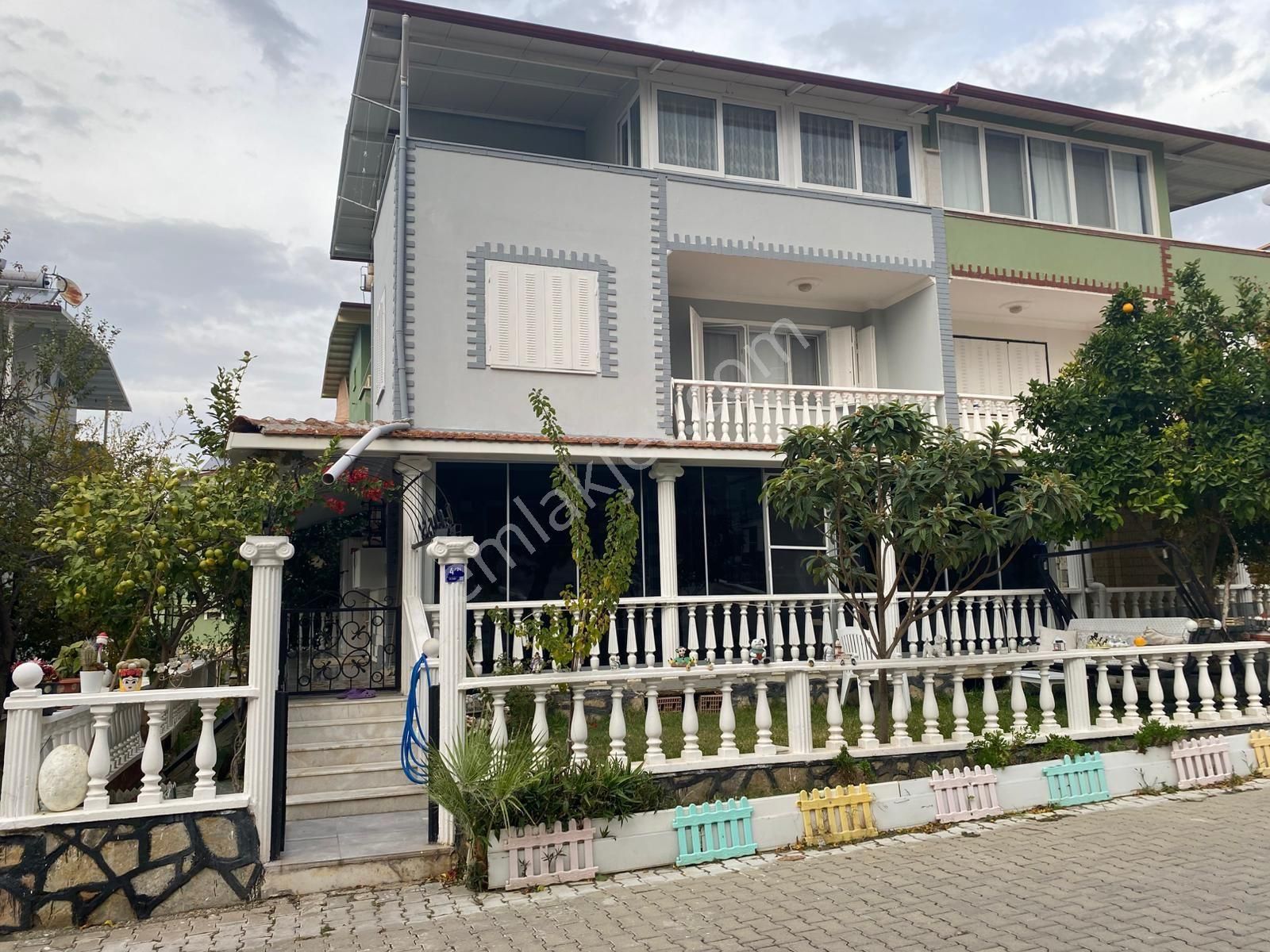 Kuşadası Soğucak Bölgesinde Havuzlu 5+1 Tripleks Yazlık