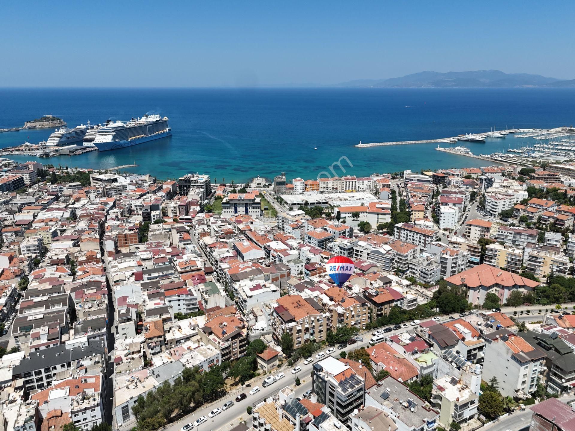 Kuşadası Marinada Satılık Deniz Manzaralı 4+1 Dubleks Daire