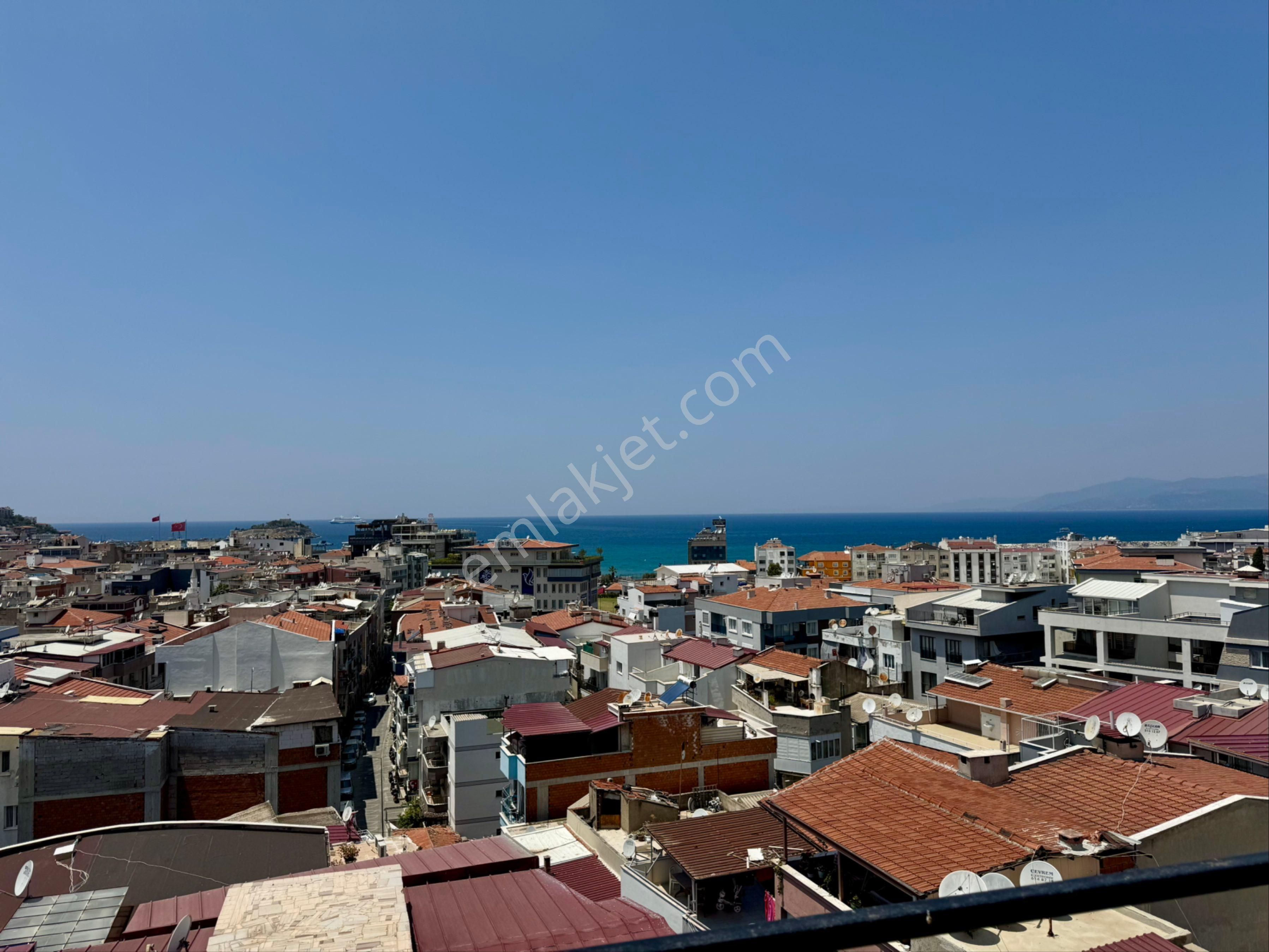 Kuşadası Marinada Satılık Deniz Manzaralı 4+1 Dubleks Daire