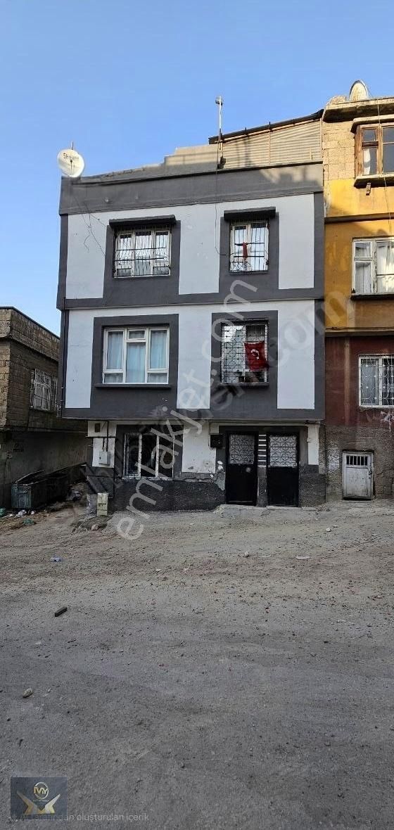 Yukarı Bayır Mah, 3 Katlı 1+1 Müstakil Ev
