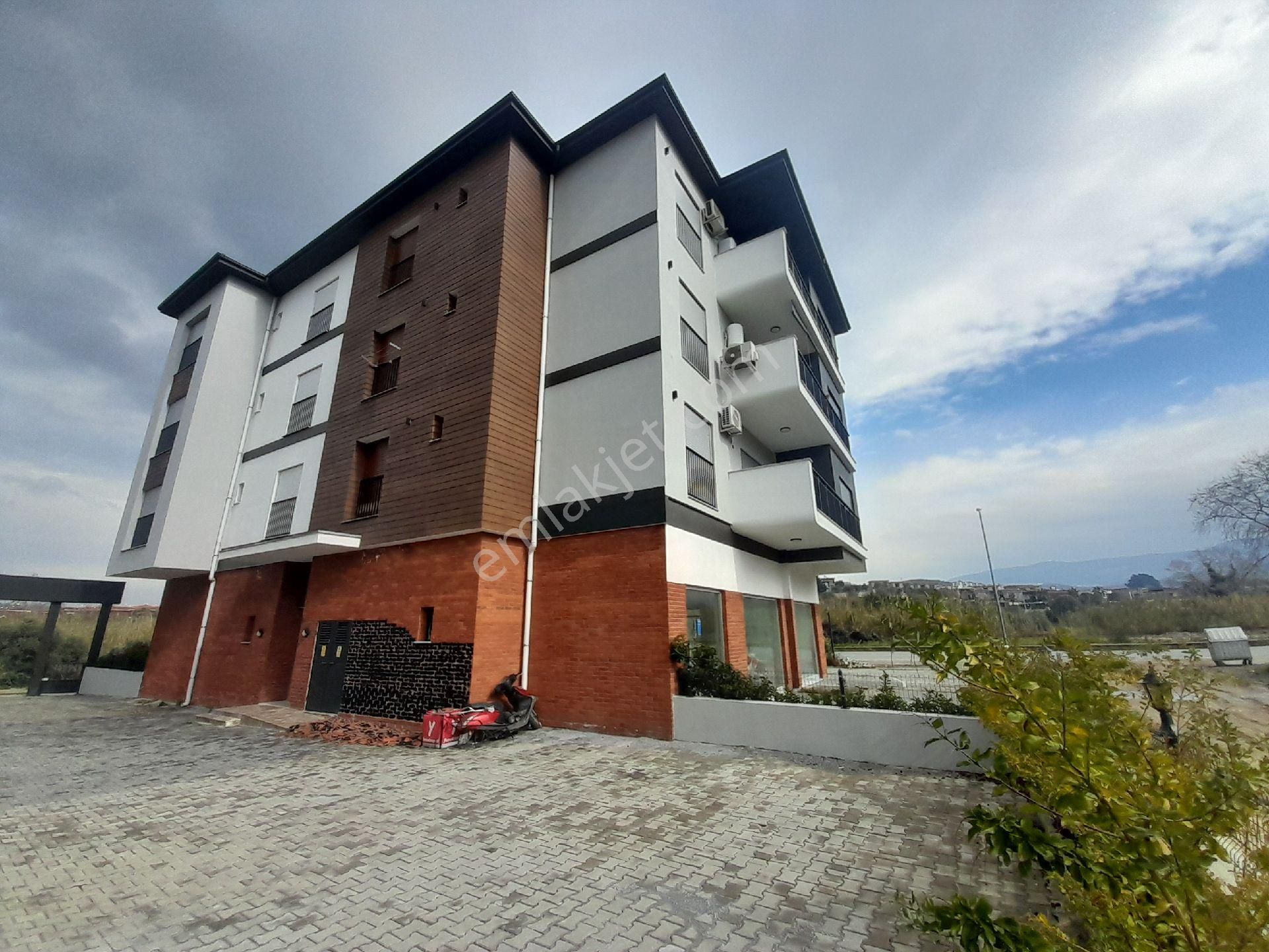 Kuşadası Davutlar Bölgesinde Full Eşyalı 2+1 Arakat Daire