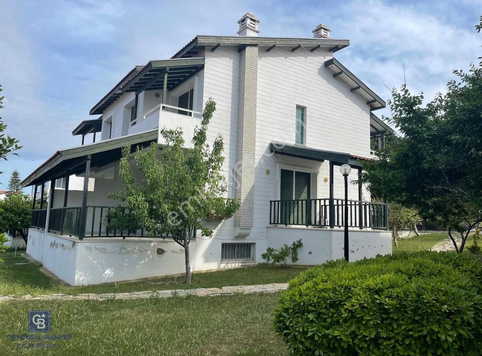 Çeşme De Havuzlu Site İçerisinde Kiralık 5+1 Villa