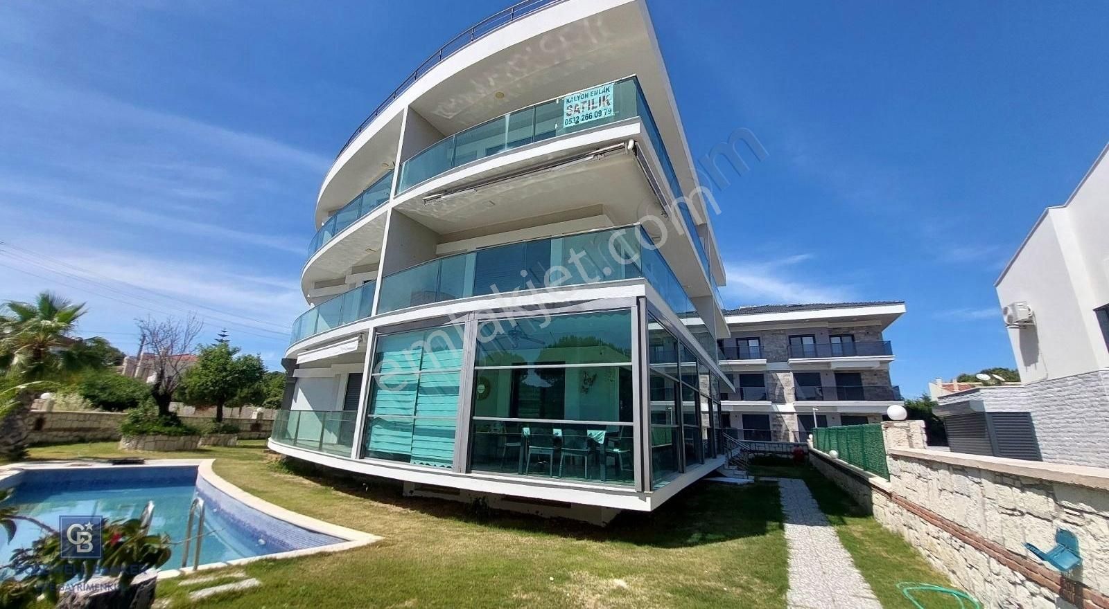 Çeşme Boyalık Havuzlu Sitede Kiralık Büyük Balkonlu 1+1 Daire