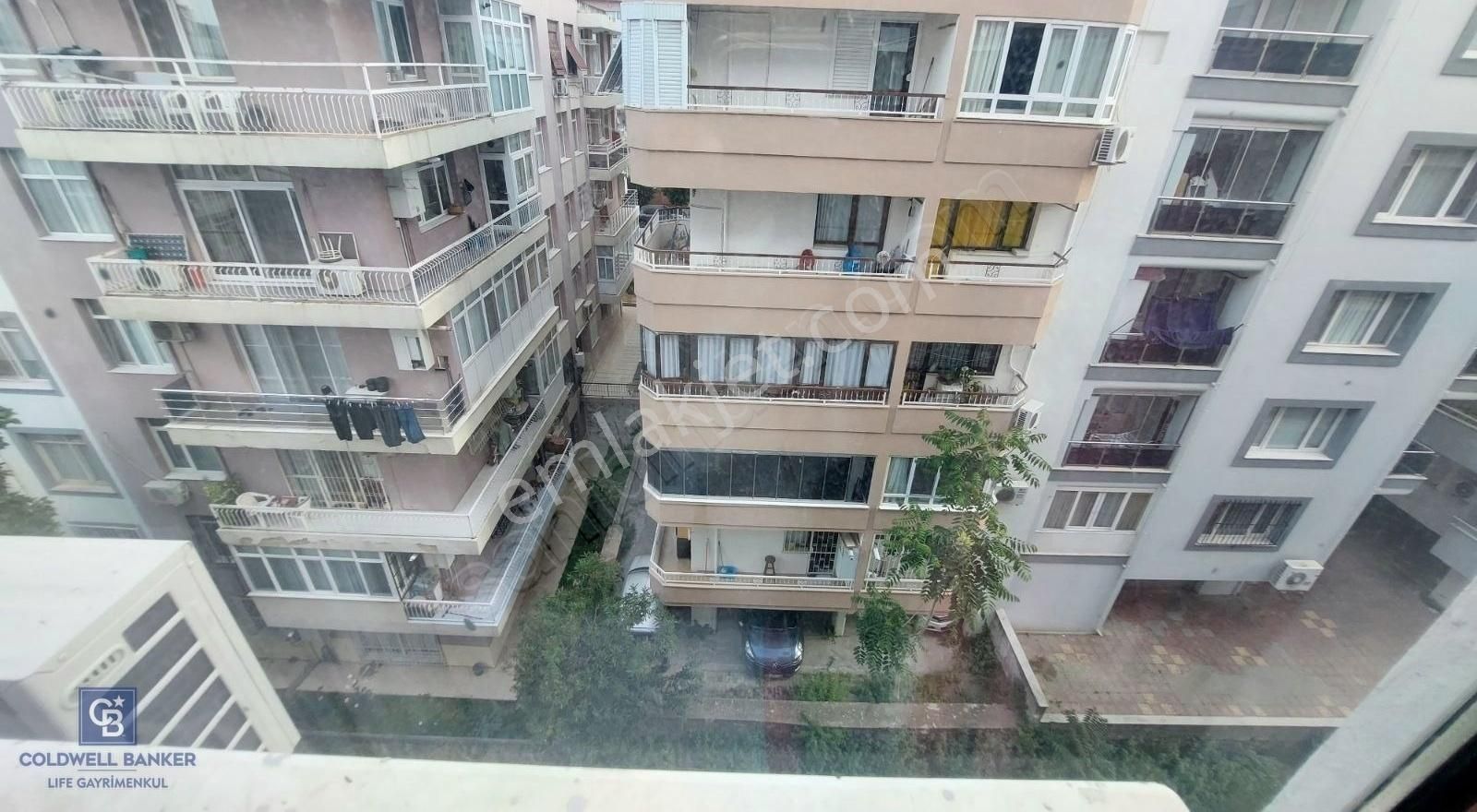 İzmir Hatay Caddesi Üzerinde Eşyalı Kiralık 3+1 Kilerli Daire
