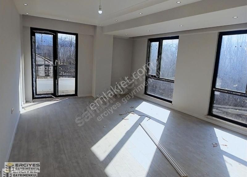 3+1 Düz Daire,2.kat,,önü Açık Manzaralı,ebeveyn Banyolu