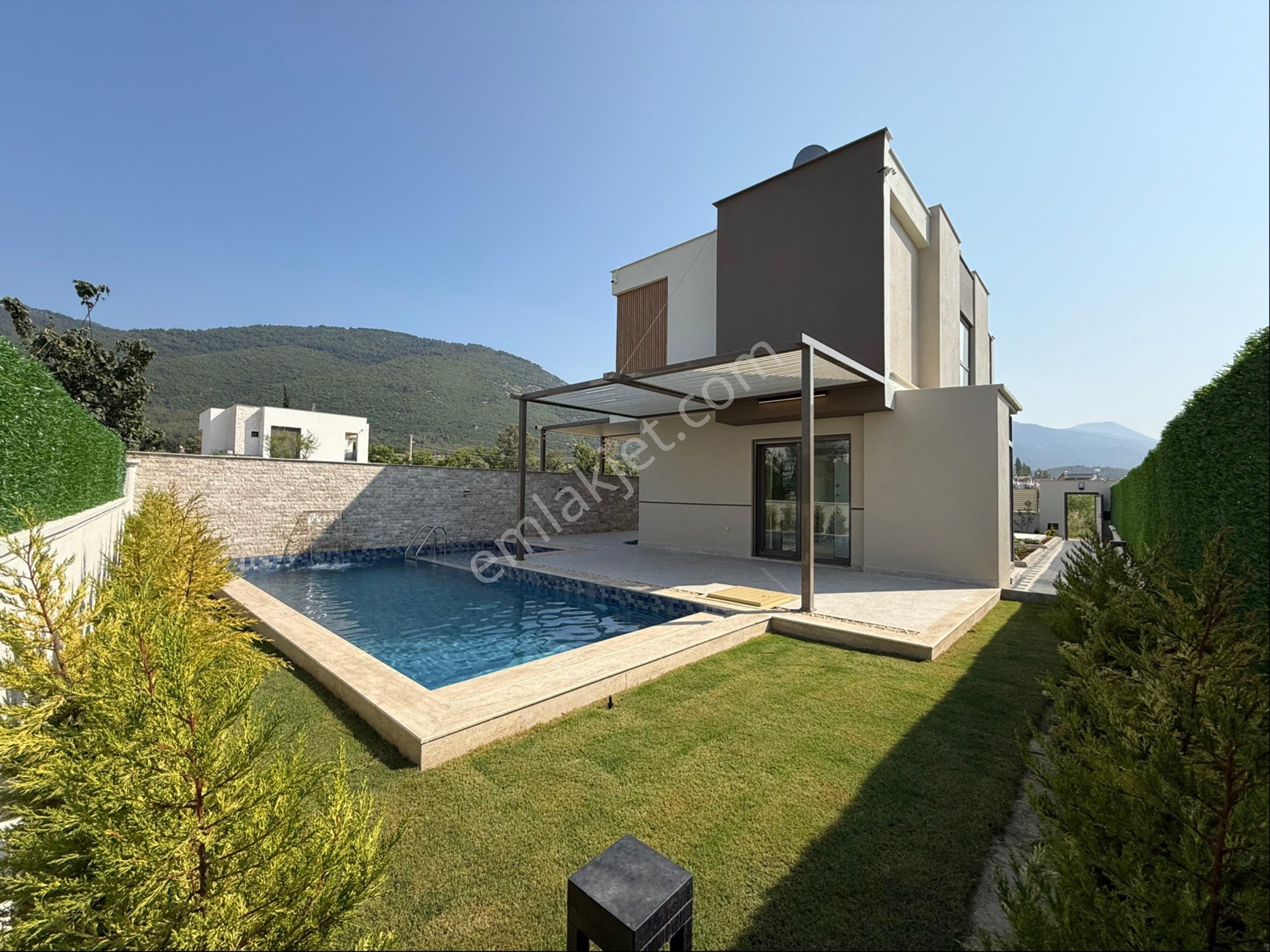 Kuşadası Güzelçamlıda Satılık Özel Havuzlu Tek Müstakil 3+1 Villa