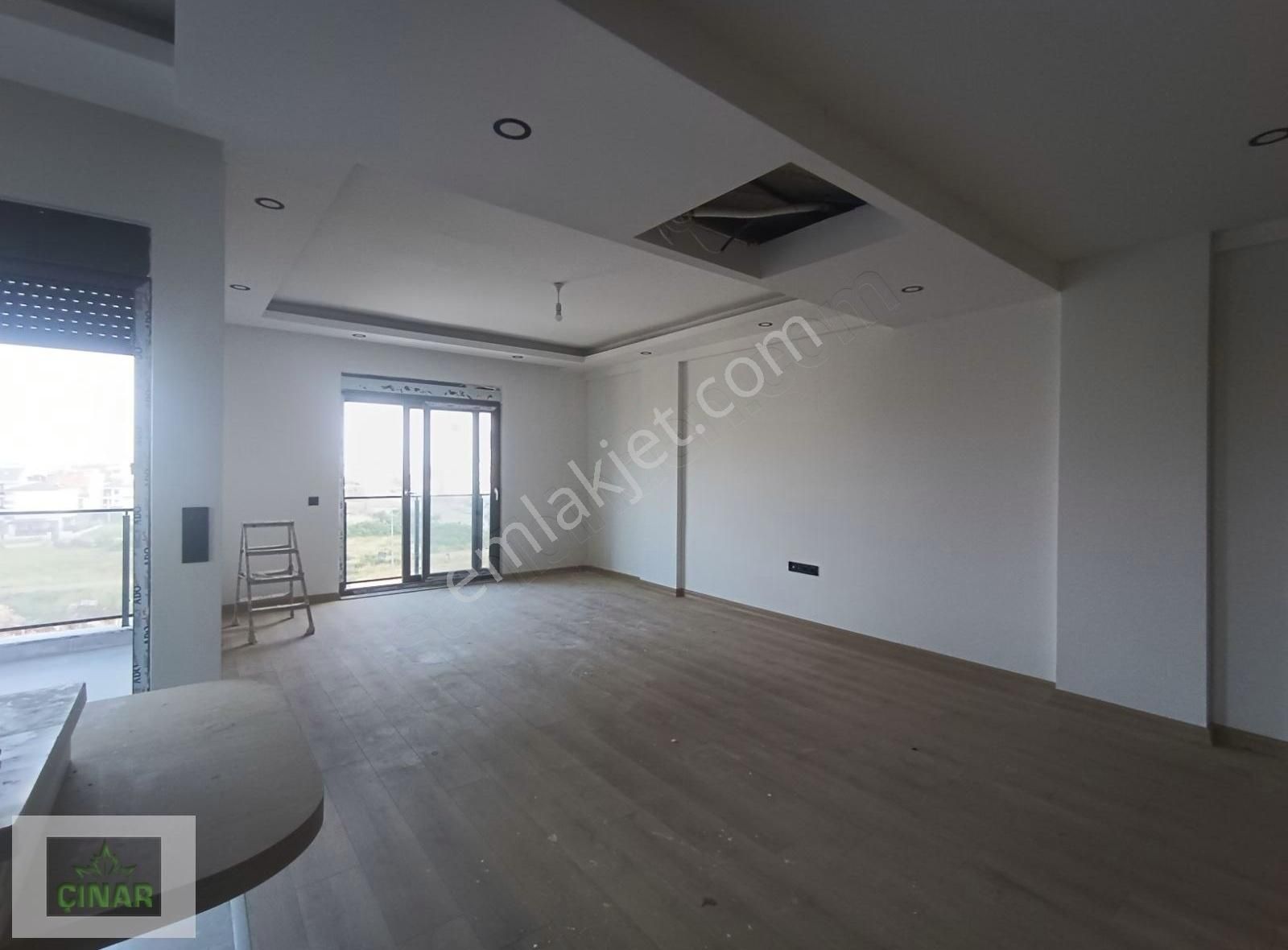 Döşemealtı Yeniköy Mah.'nde Havuzlu Sitede Lüks Dubleks Daire