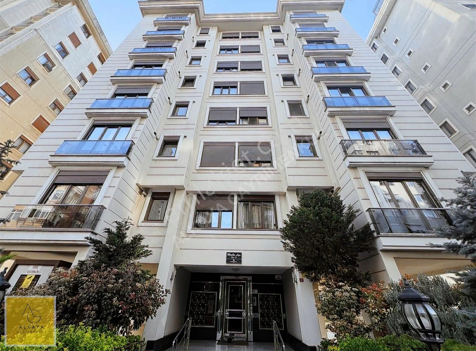 Alkaya'dan Merdivenköy'de Satılık 3+1 Daire Ara Kat Balkonlu