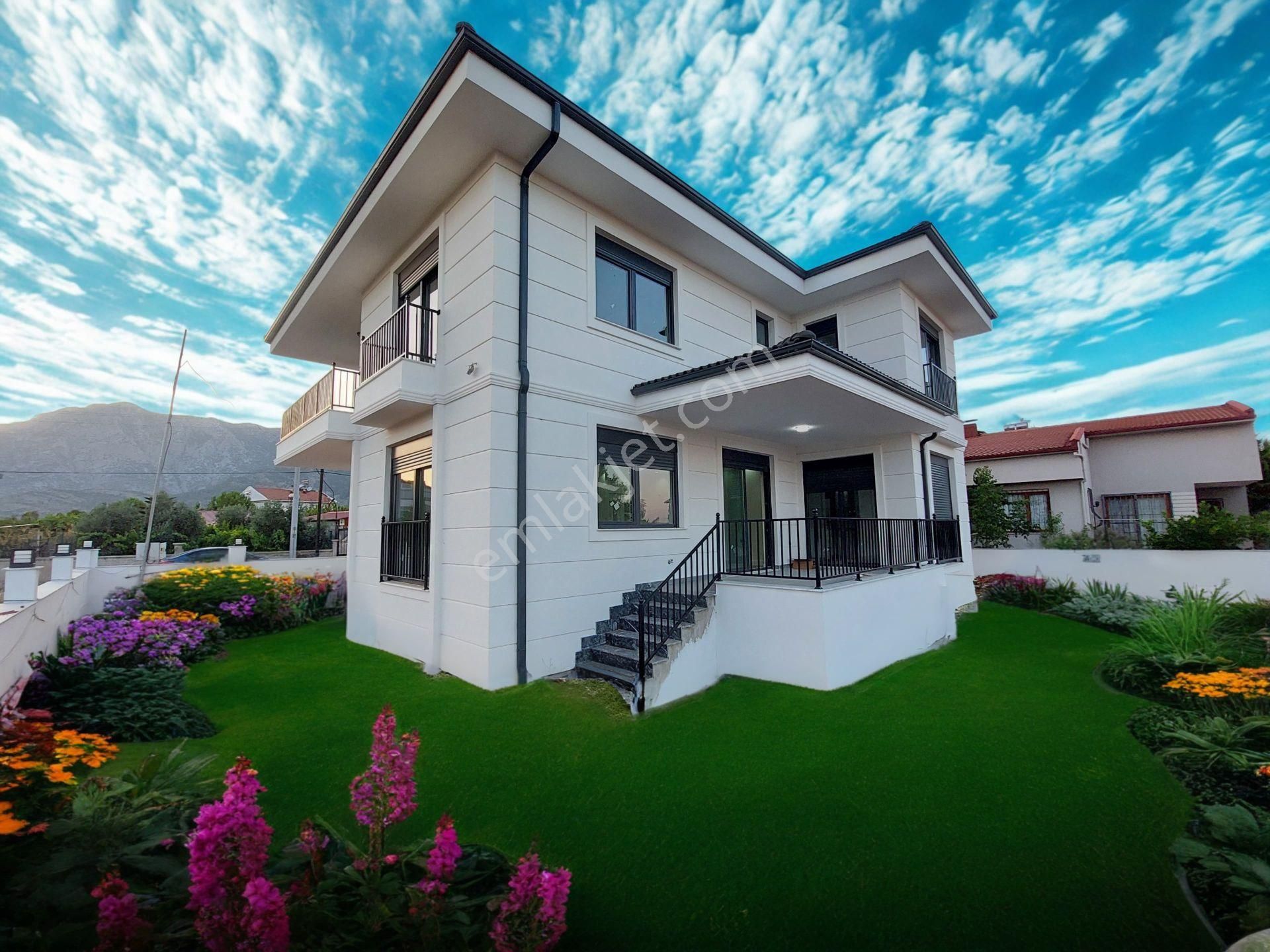 Antalya Döşemealtı Orta Mh 668 M2 Arsa Alanlı Satılık 4+1 Müstakil Villa