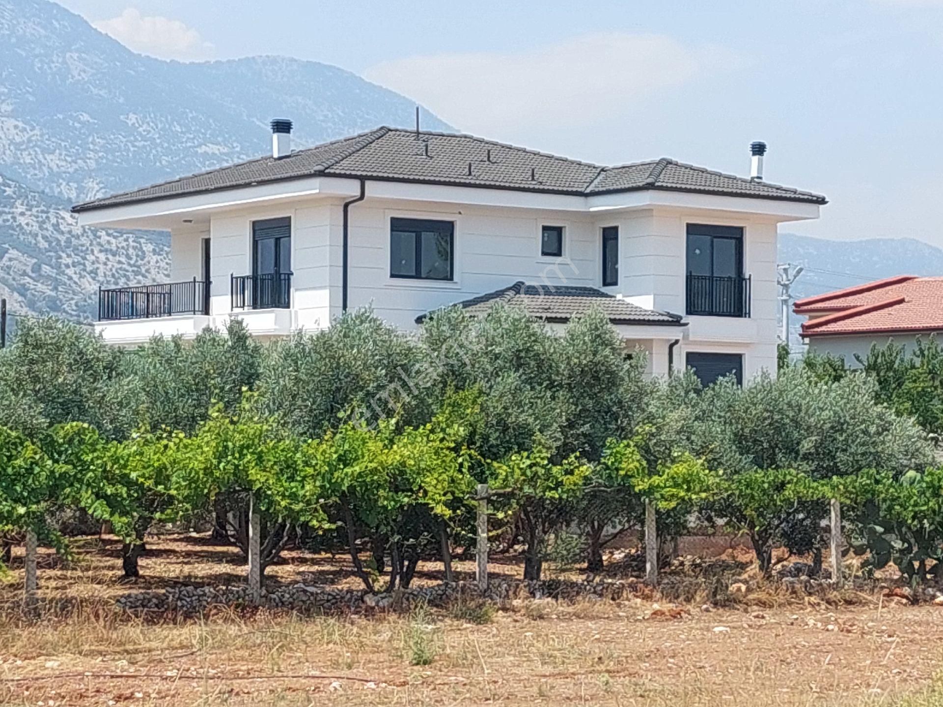 Antalya Döşemealtı Orta Mh 668 M2 Arsa Alanlı Satılık 4+1 Müstakil Villa