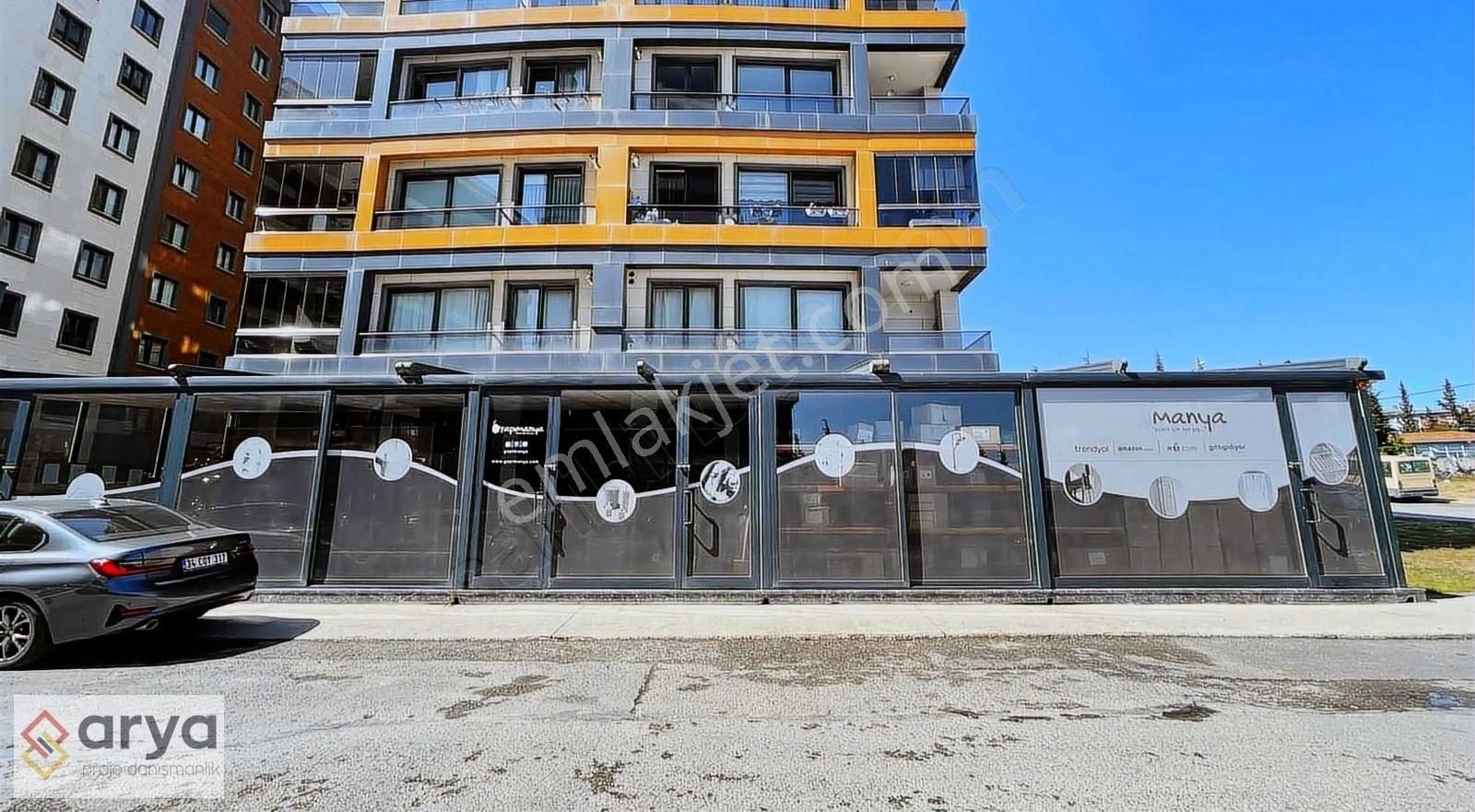 Pendik Millet Bahçesi Yanında Satılık 885 M2 Dükkan
