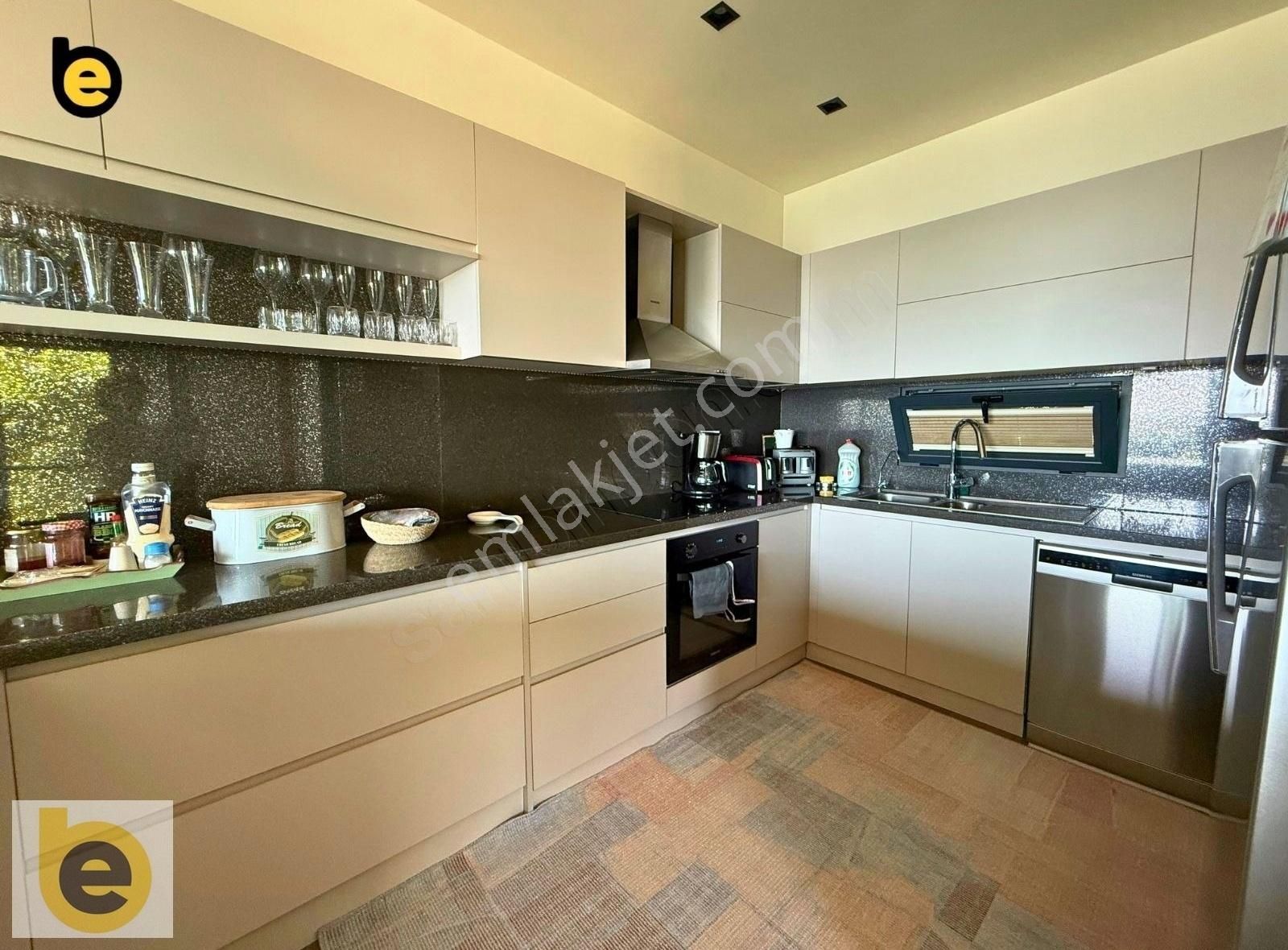 Modern Sitede, Panoramik Deniz Ve Şehir Manzaralı Satılık 3+1