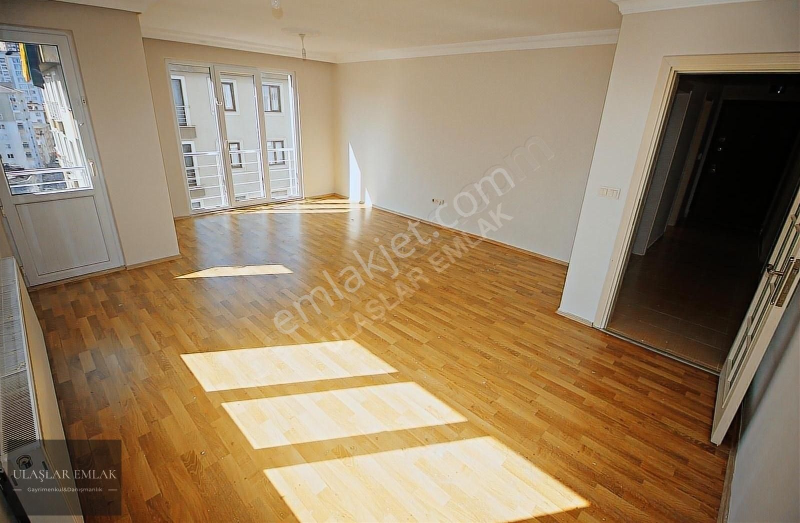 Ümraniye Site Mah. 3+1 140m2 Kiralık Arakat Balkonlu Daire.