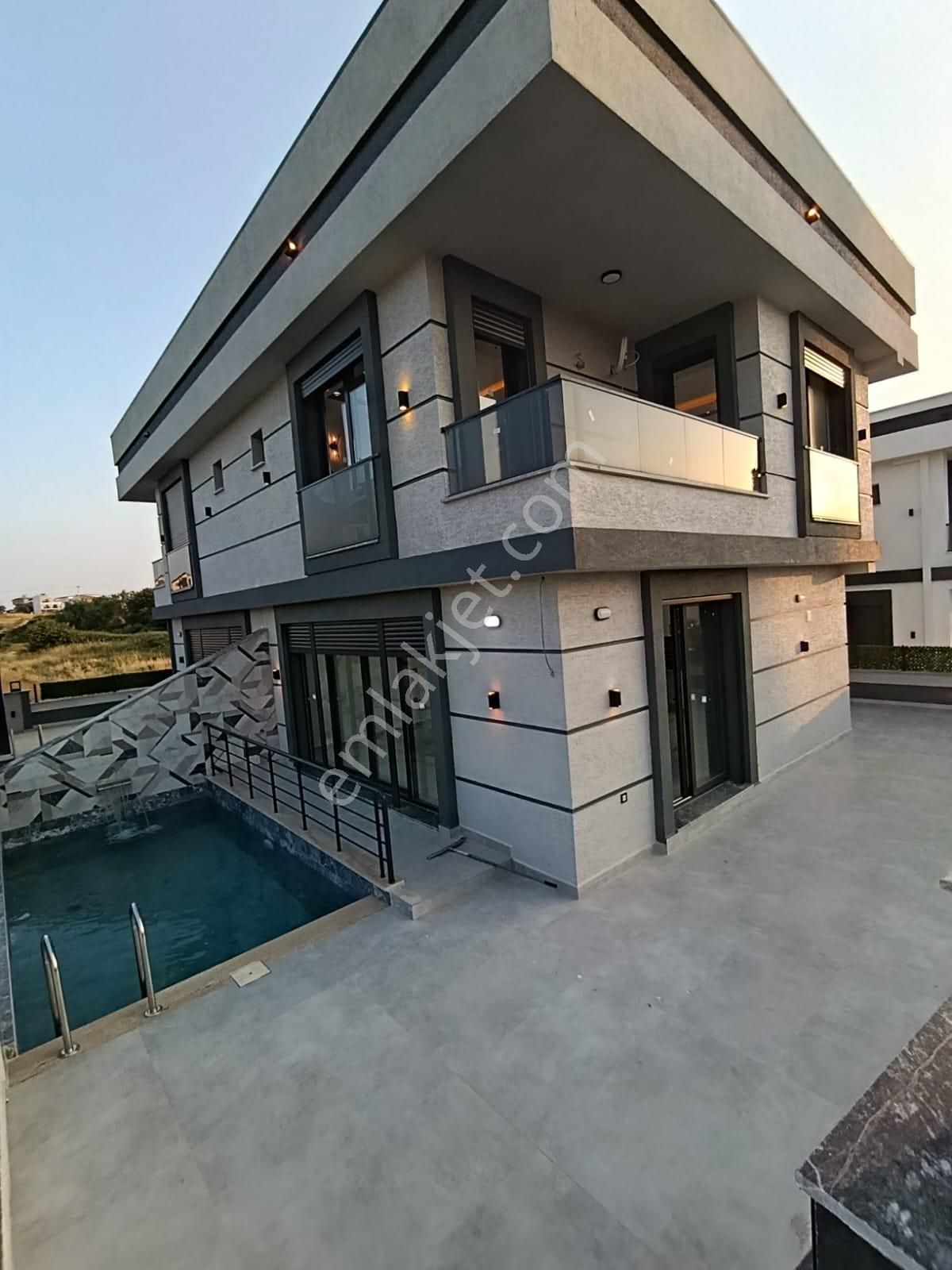 Didim Hisar Mahallesinde Satılık 3+1 Köşe Başı Havuzla Villa