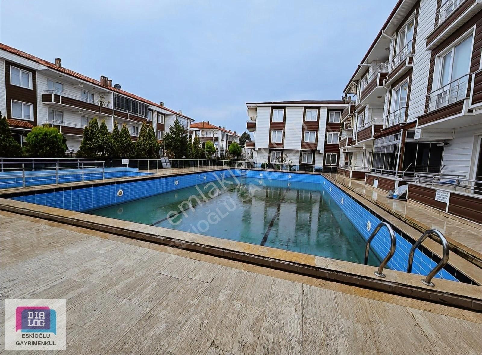 Eskioğlu'ndan Sitede Havuz Cepheli Cambalkonlu 1+1 Yüksek Giriş