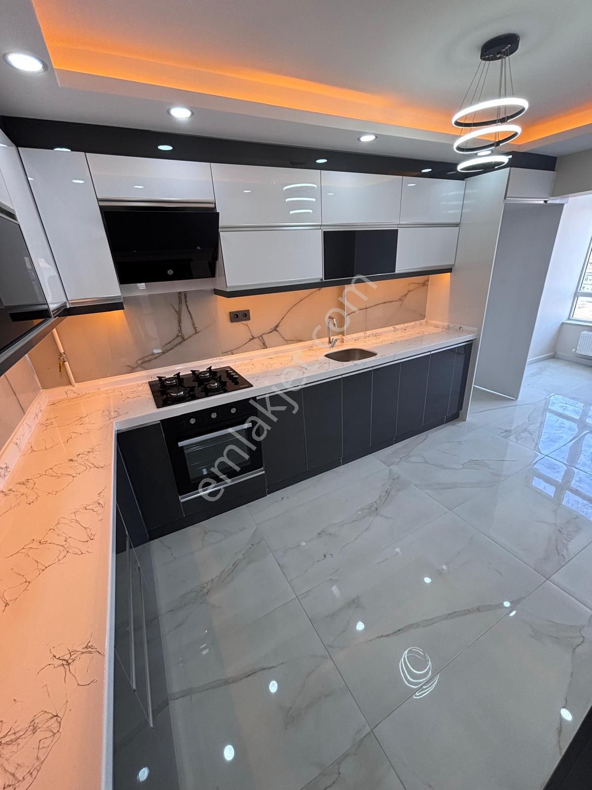 Alsancak Mah Satılık 6+1 Full Yapılı Teras Kat Ön Cephe Daire