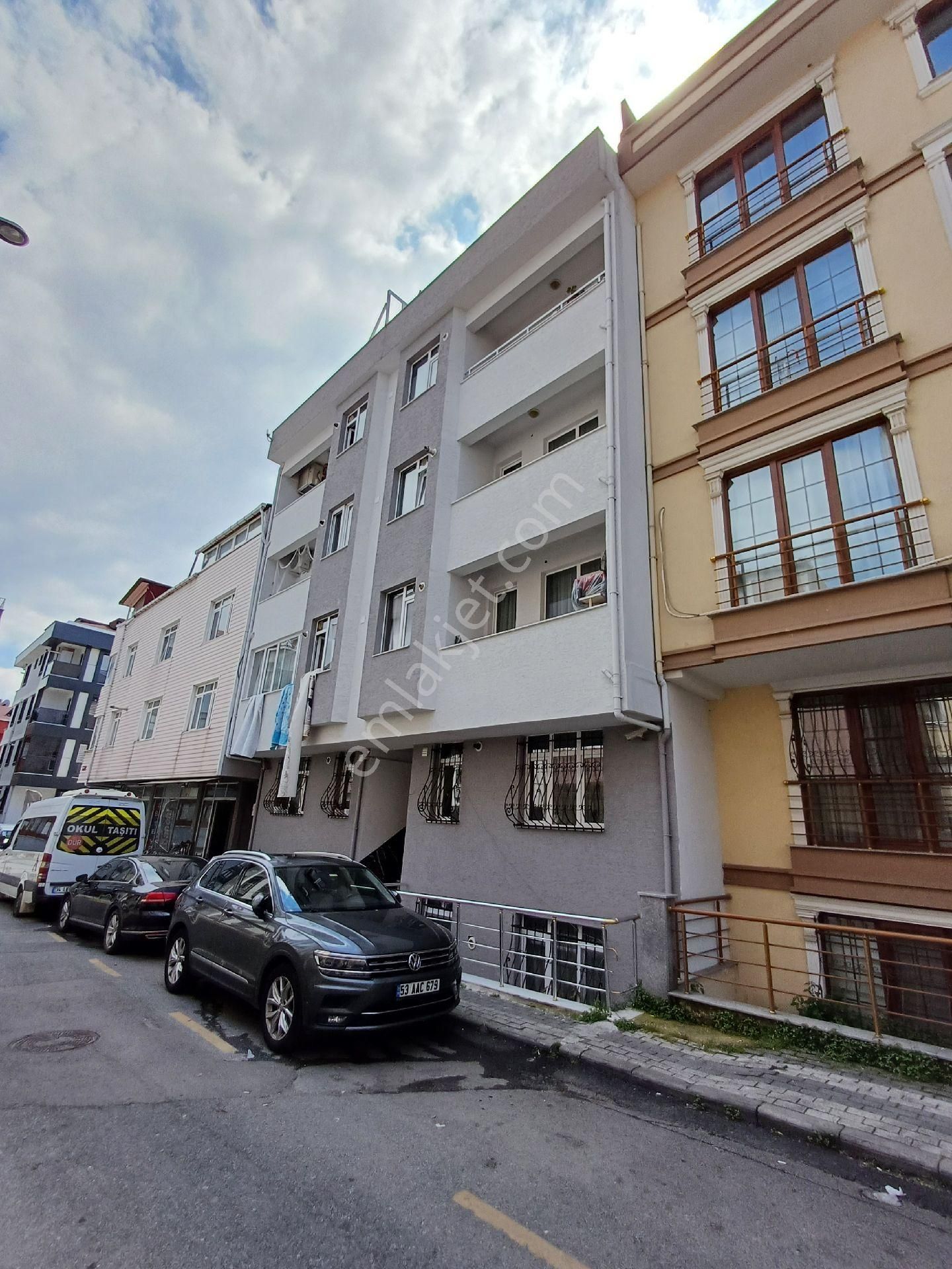 Satılık 2+1 Ara Kat Daire Çift Balkonlu 20 Yaşında