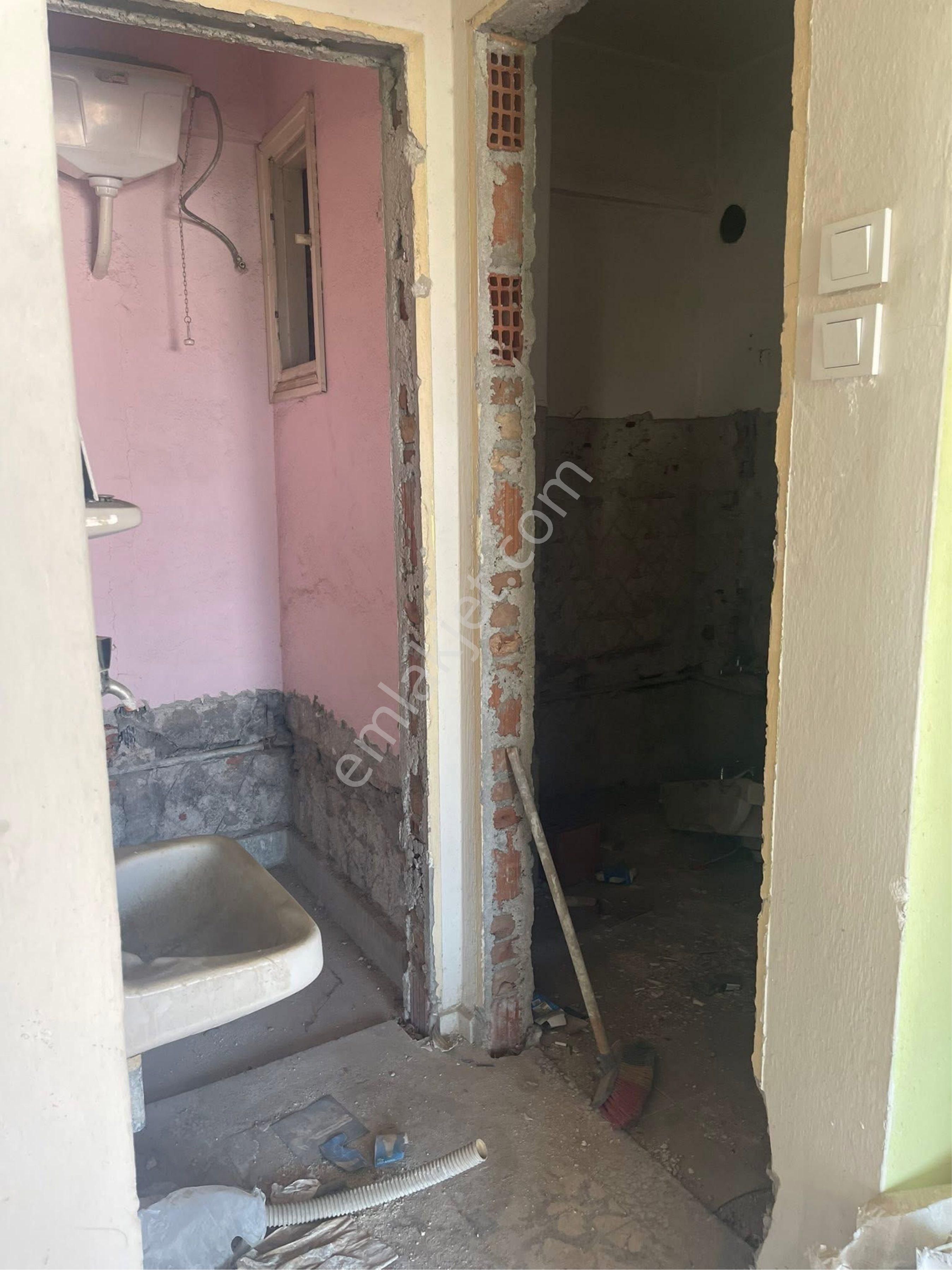 Cumhuriyet Mahallesinde Tadilat Gerektiren 2+1 Dairemiz Satılıktır