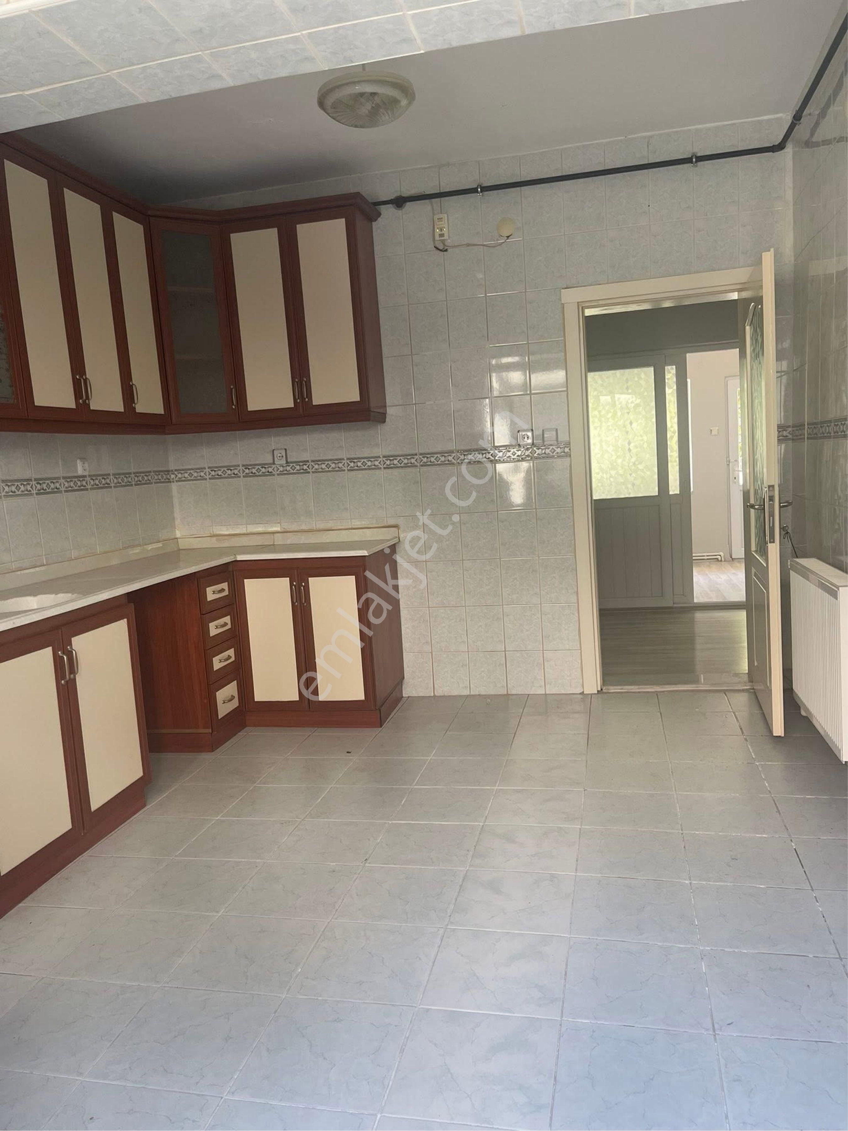 Cumhuriyet Mahallesinde2+1 Doğalgazlı Kiralık Daire