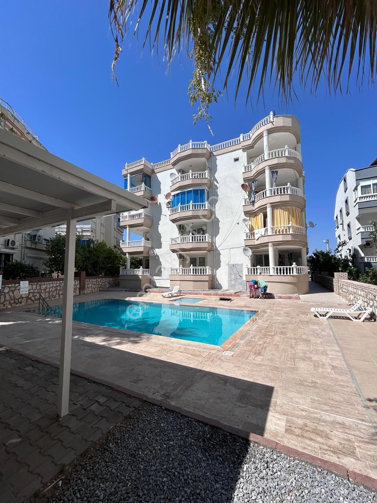 Didim Altınkum Mahallesinde Havuzlu Sitede Satılık 2+1 Eşyalı Daire