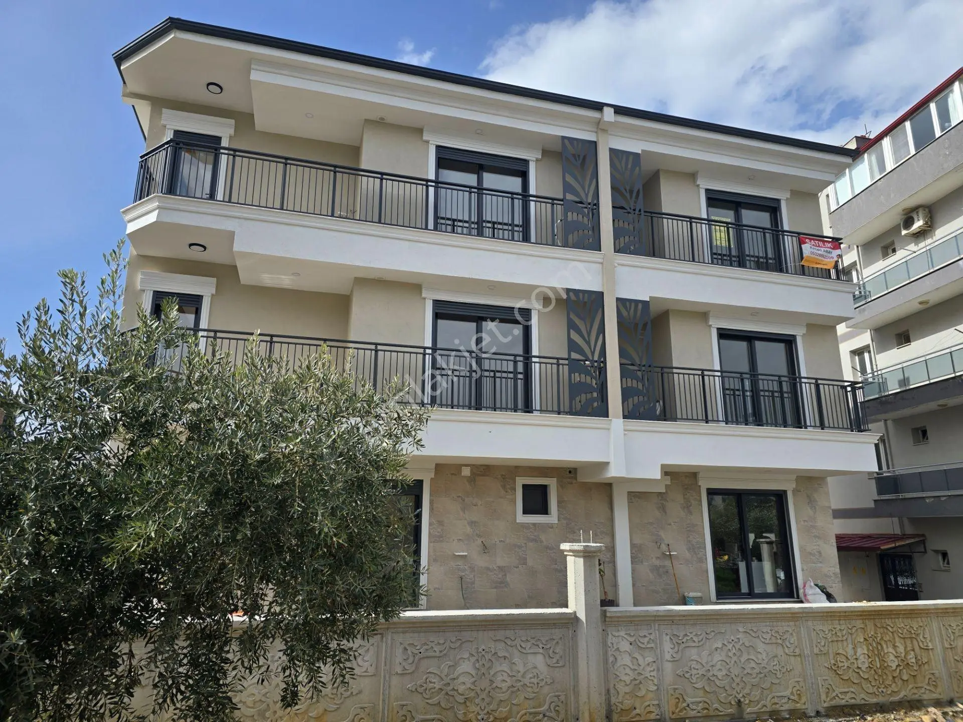 Kuşadası Davutlar Satılık 1+1 Daire Denize Yakın Merkezi Konum