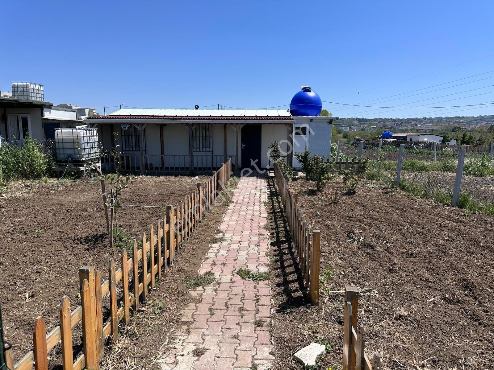 Silivri Ortaköy 250m2 Etrafı Çevrili Prefabrik İçerisinde Eşyalar Mevcut Kelepir Yer