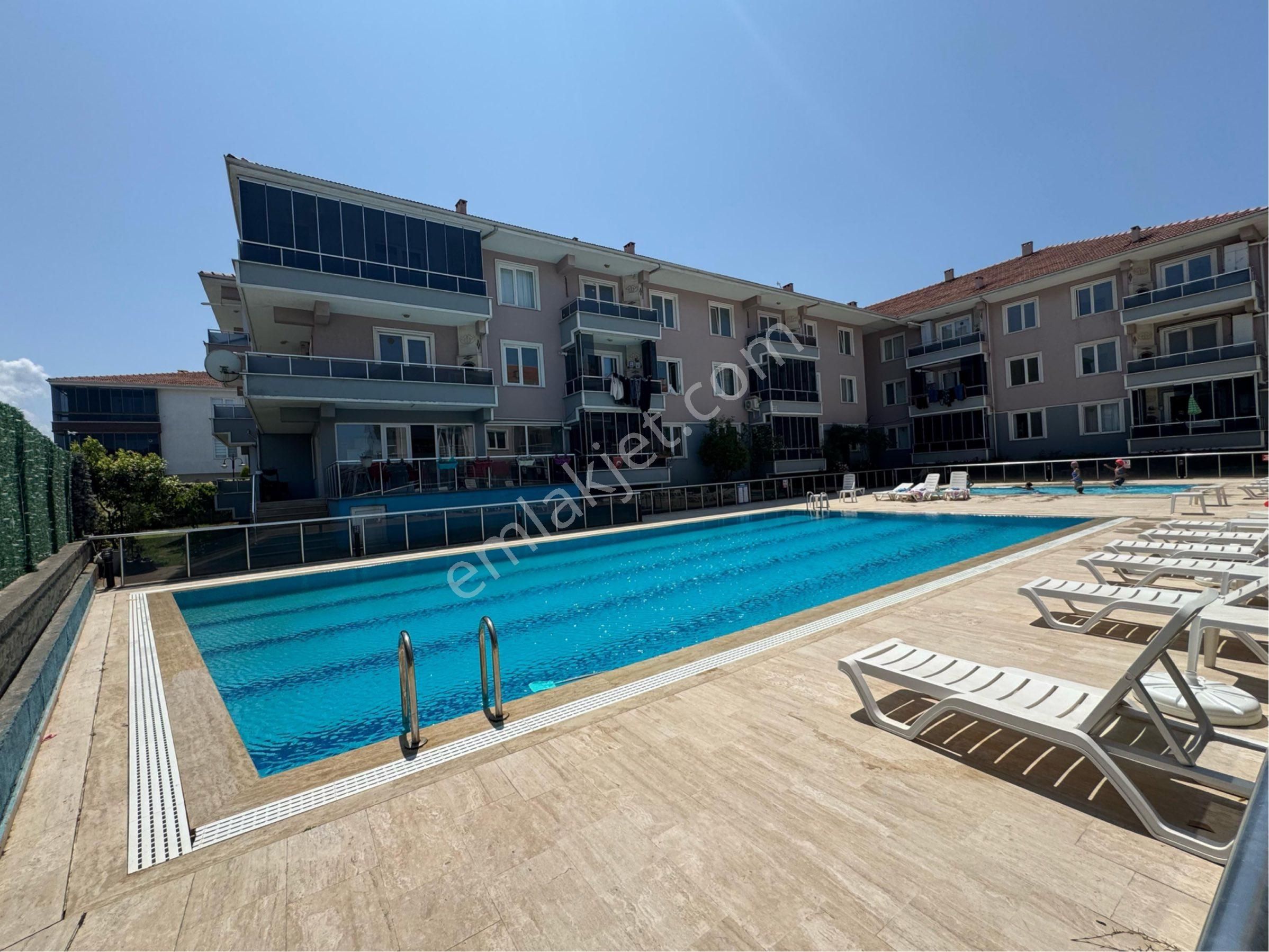Karasu Yalı Mah. Havuzlu Site İçinde 2+1 Mutfak Ayrı Geniş Kullanışlı, Masrafsız Satılık Daire