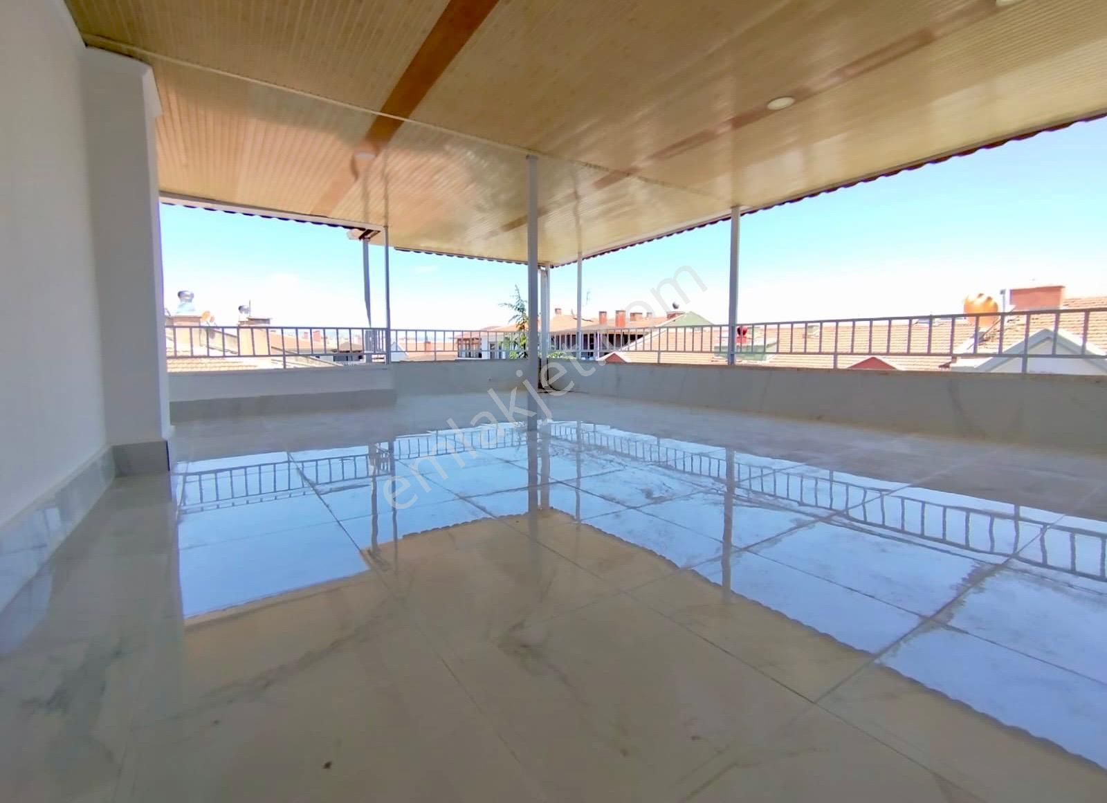 Topçu Mahallesinde 5+1//240m2 Yapılı Cepheleri Açık