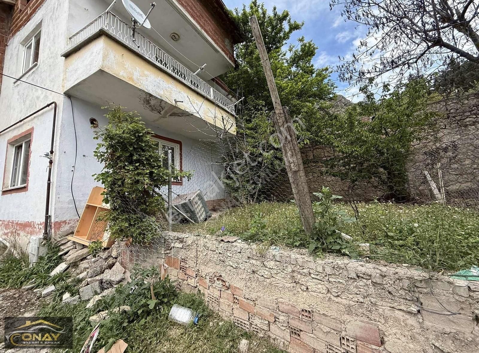 Onay Gayrimenkul' Den Satılık 3 Katlı Müstakil Ev Ve Arsası