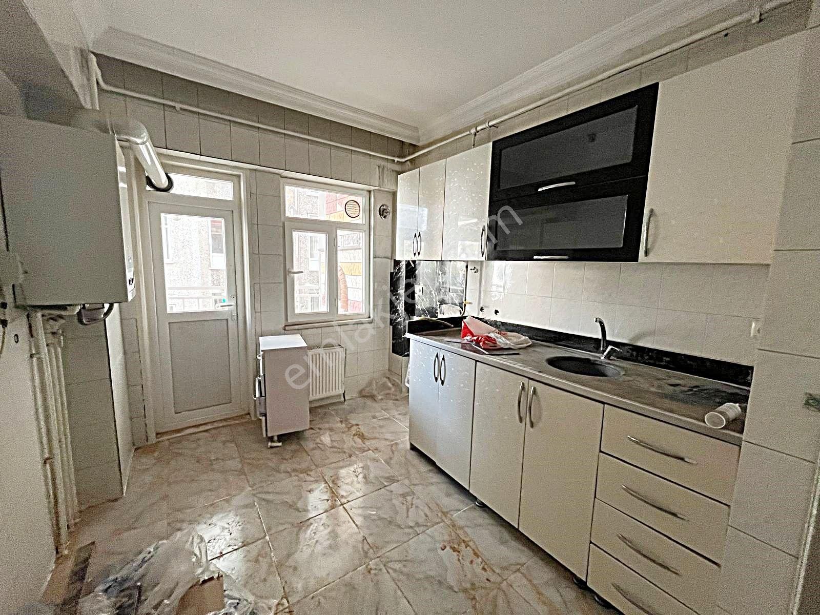 Taha Emlak Tan Ahmedi Hani Cami Civarında Kiralık 3+1 Daire Memur Şartı Vardır