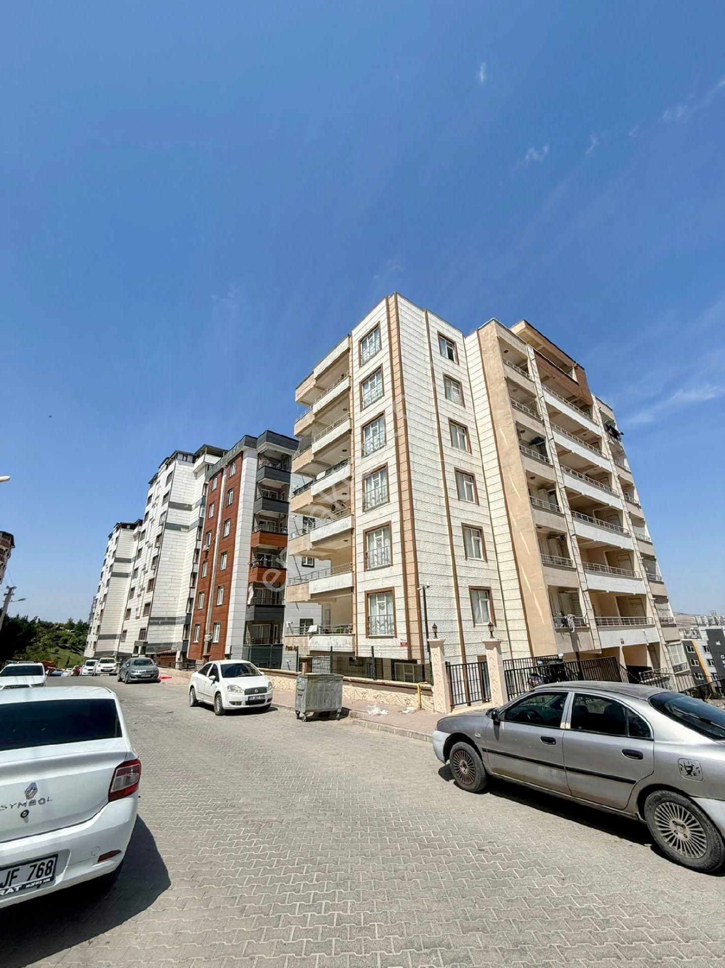İzol Emlak'tan Satılık 3+1 Geniş Daire Karaköprü Doğukent
