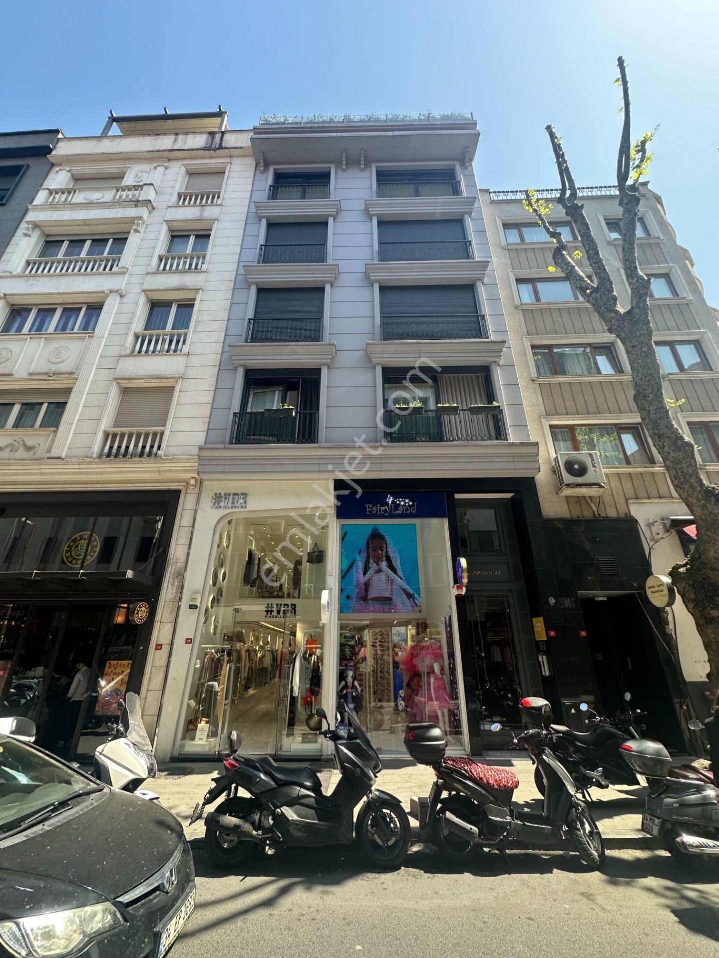 Muhteşem Lokasyonda, Bahçeli, 180m2 Satılık İşyeri
