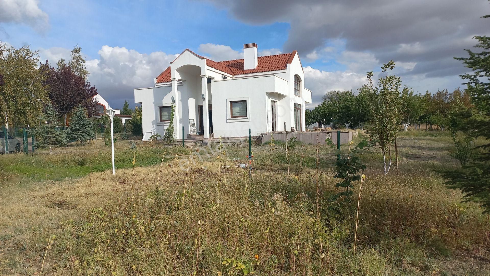 2.250 M2 Arsası İle Birlikte, Site İçinde Satılık Villa