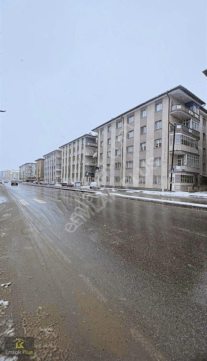 Emlak Plus'dan Abdulvahabigazi Cadde Üzeri Satılık 2+1 Daire