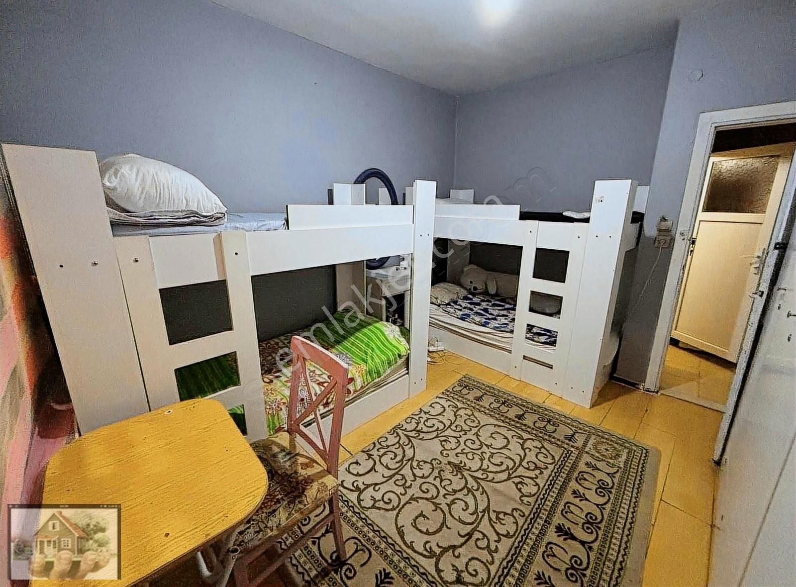 Göztepe Hst Yanında Kadınlar İçin 4 Kişilik Apart Odada Boş Yer